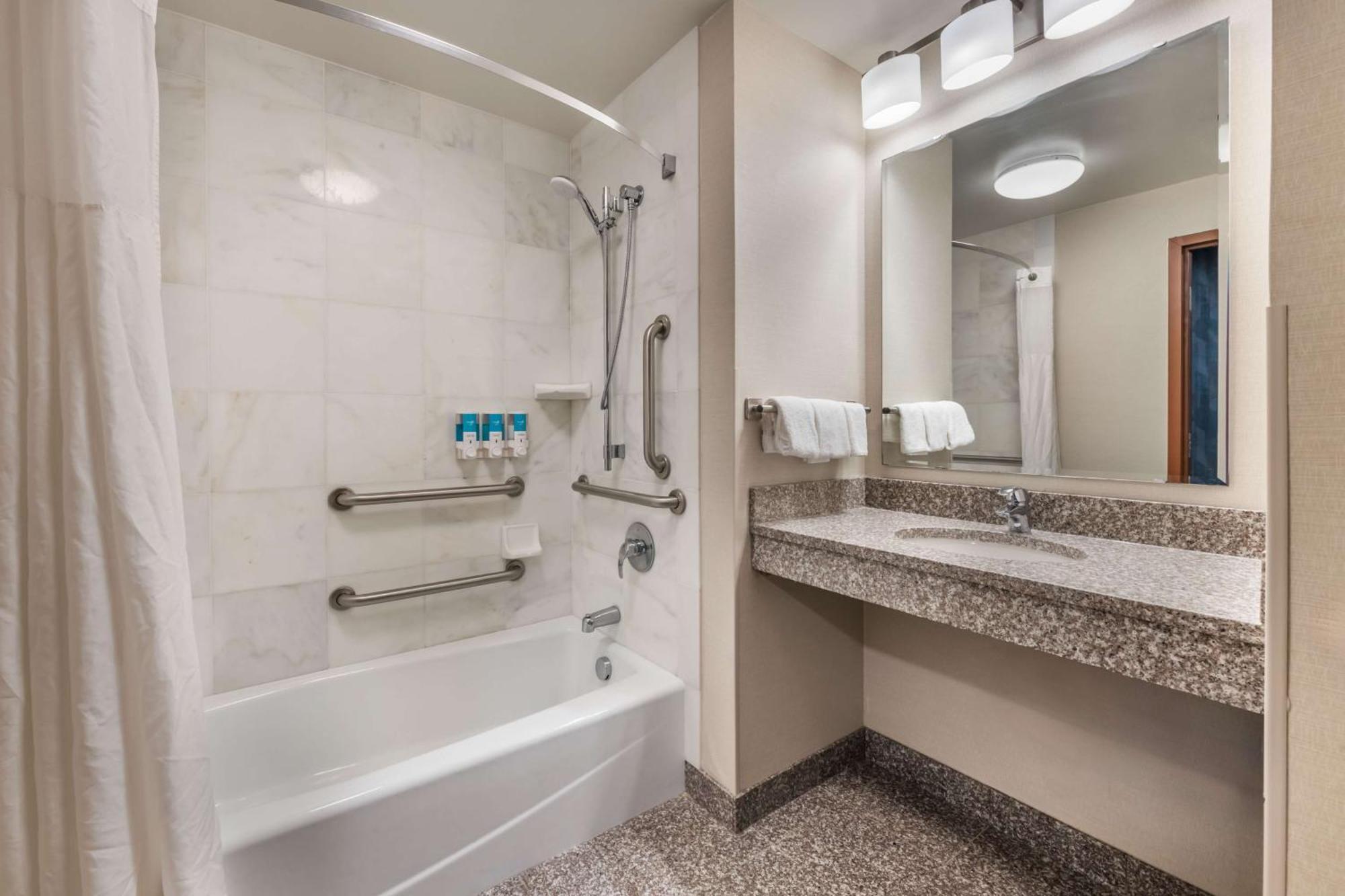Deluxe King Room Accessible Tub