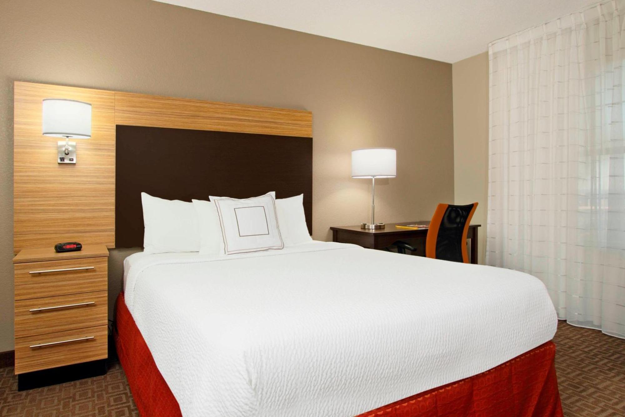 One-Bedroom Queen Suite
