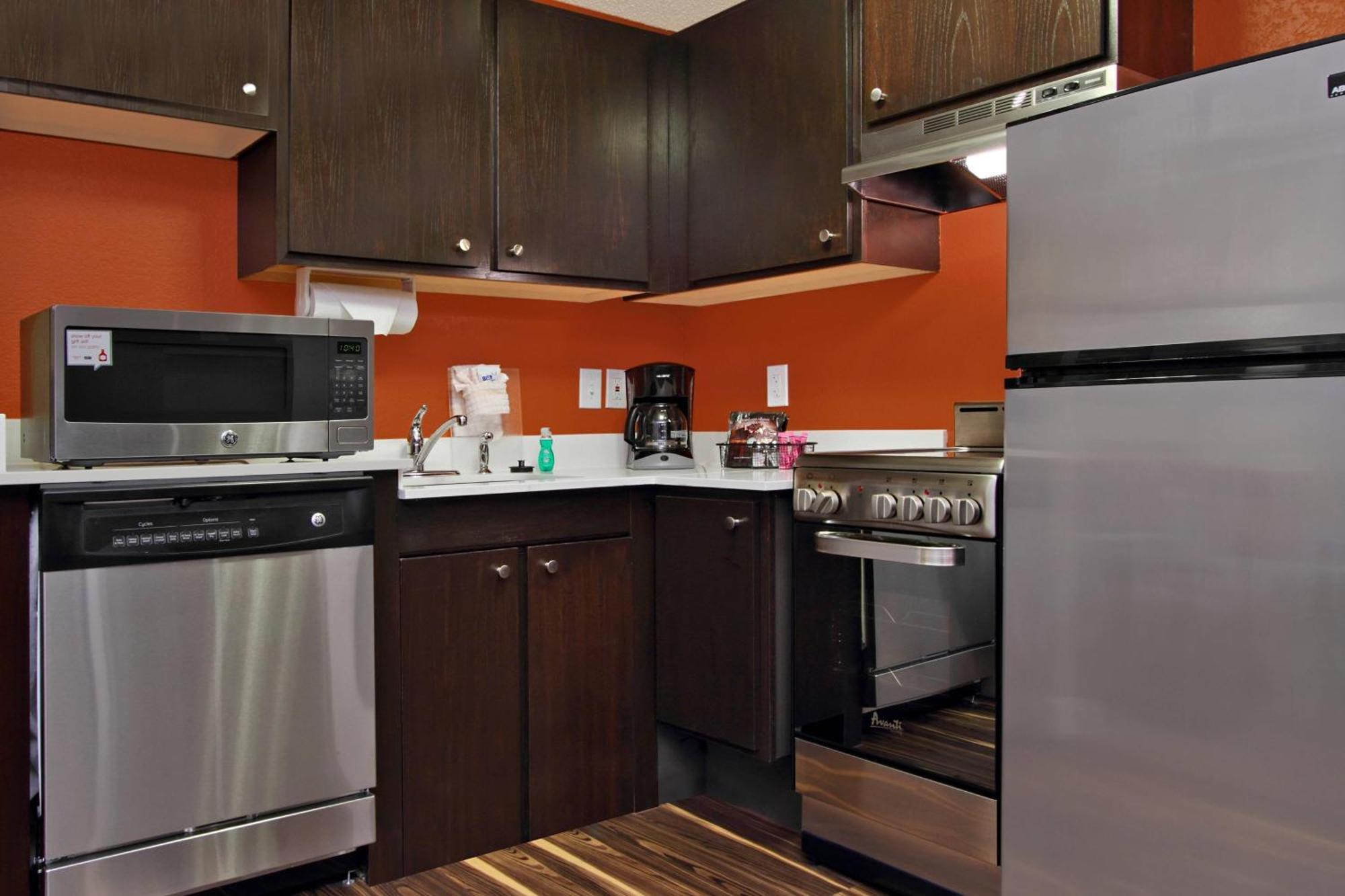 One-Bedroom Queen Suite