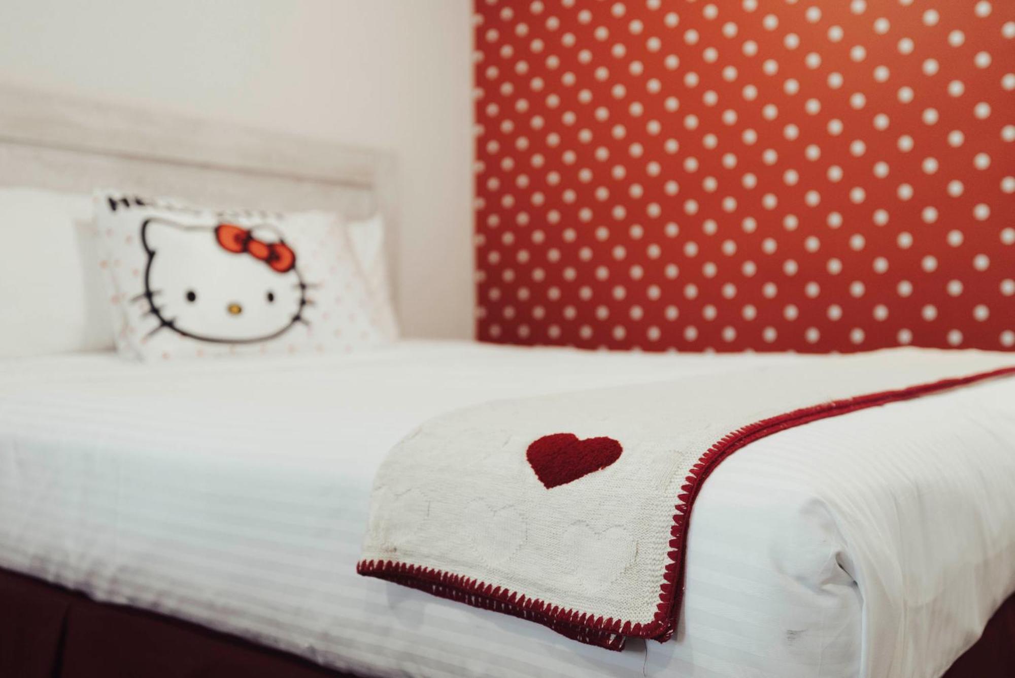 Kitty Character Suite 2 Queen Beds