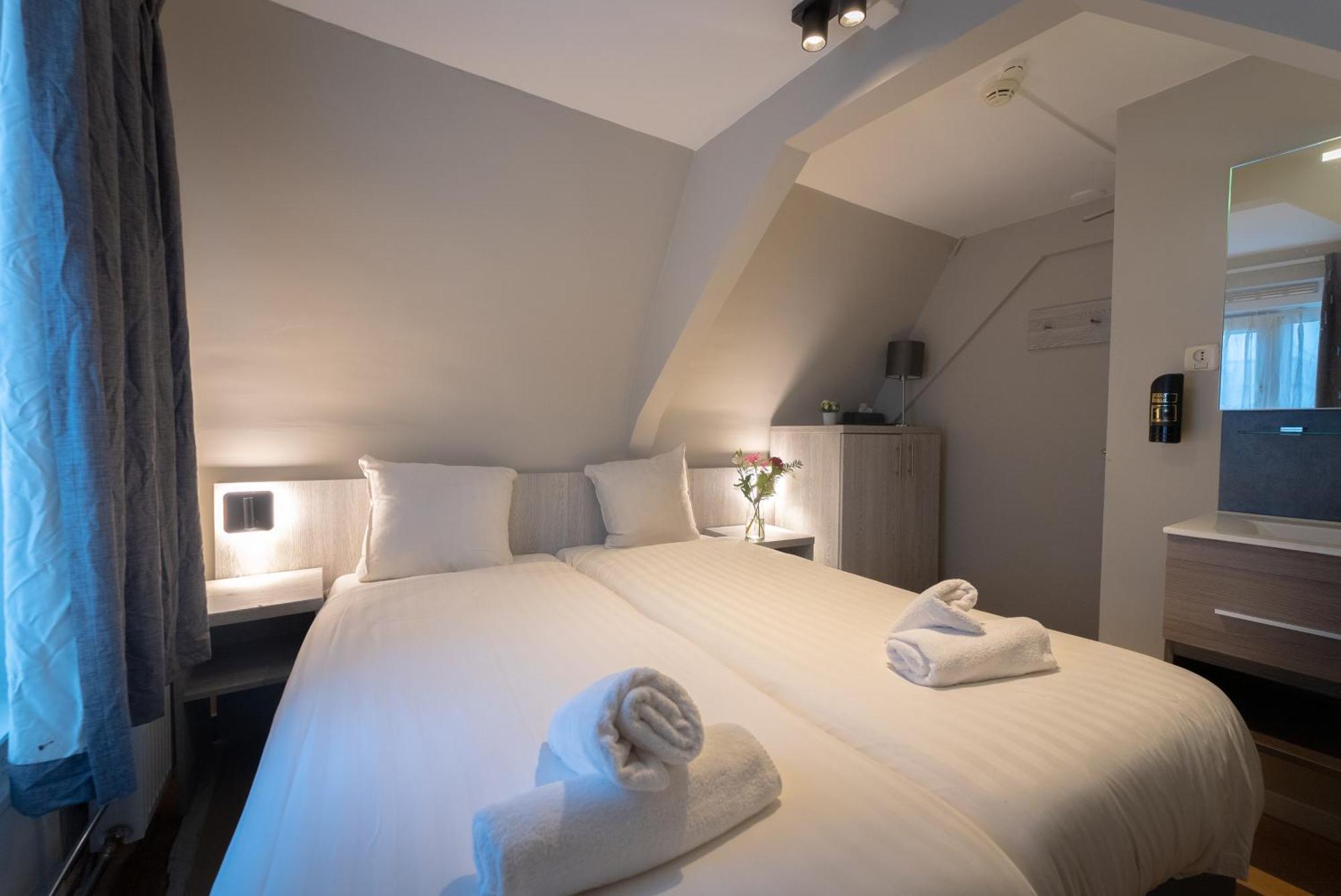 Camera Standard Doppia con Letti Singoli con Bagno in Comune