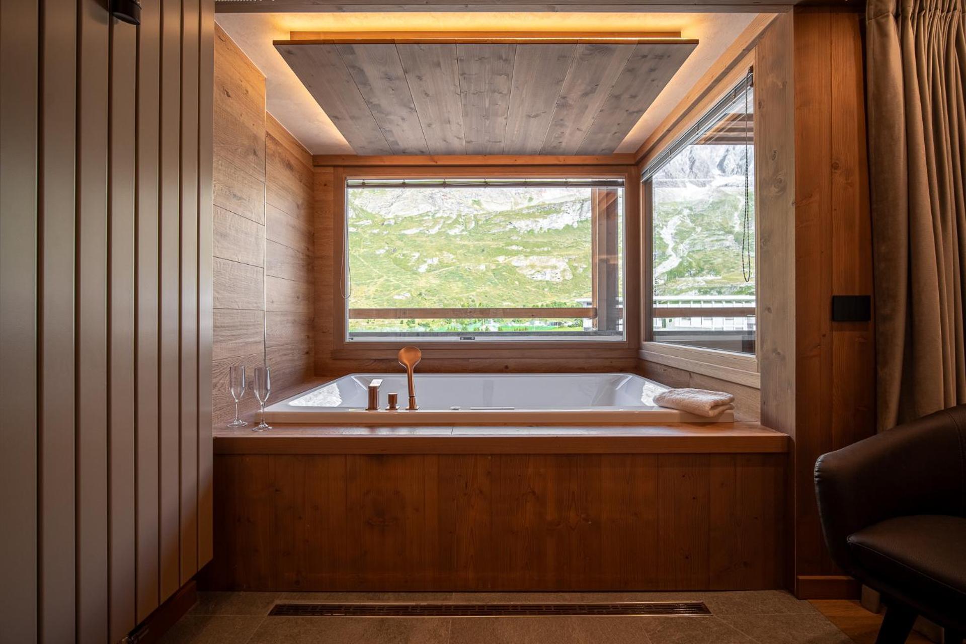 Deluxe Suite Spa Bath