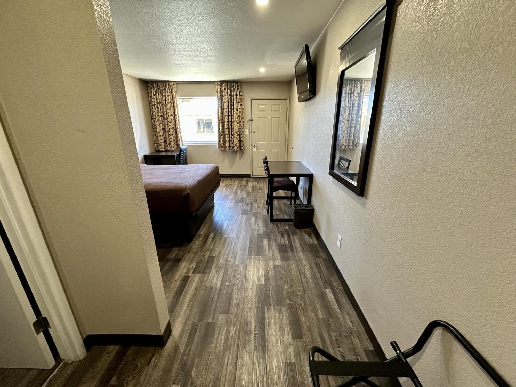 Standard Room 1 Queen Bed Non-Smoking