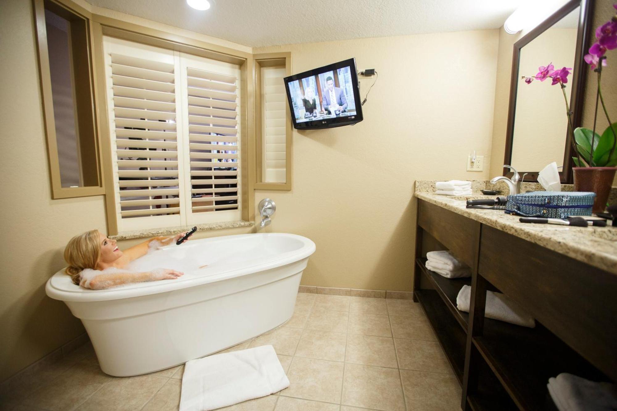 King Executive Soaking Tub Suite