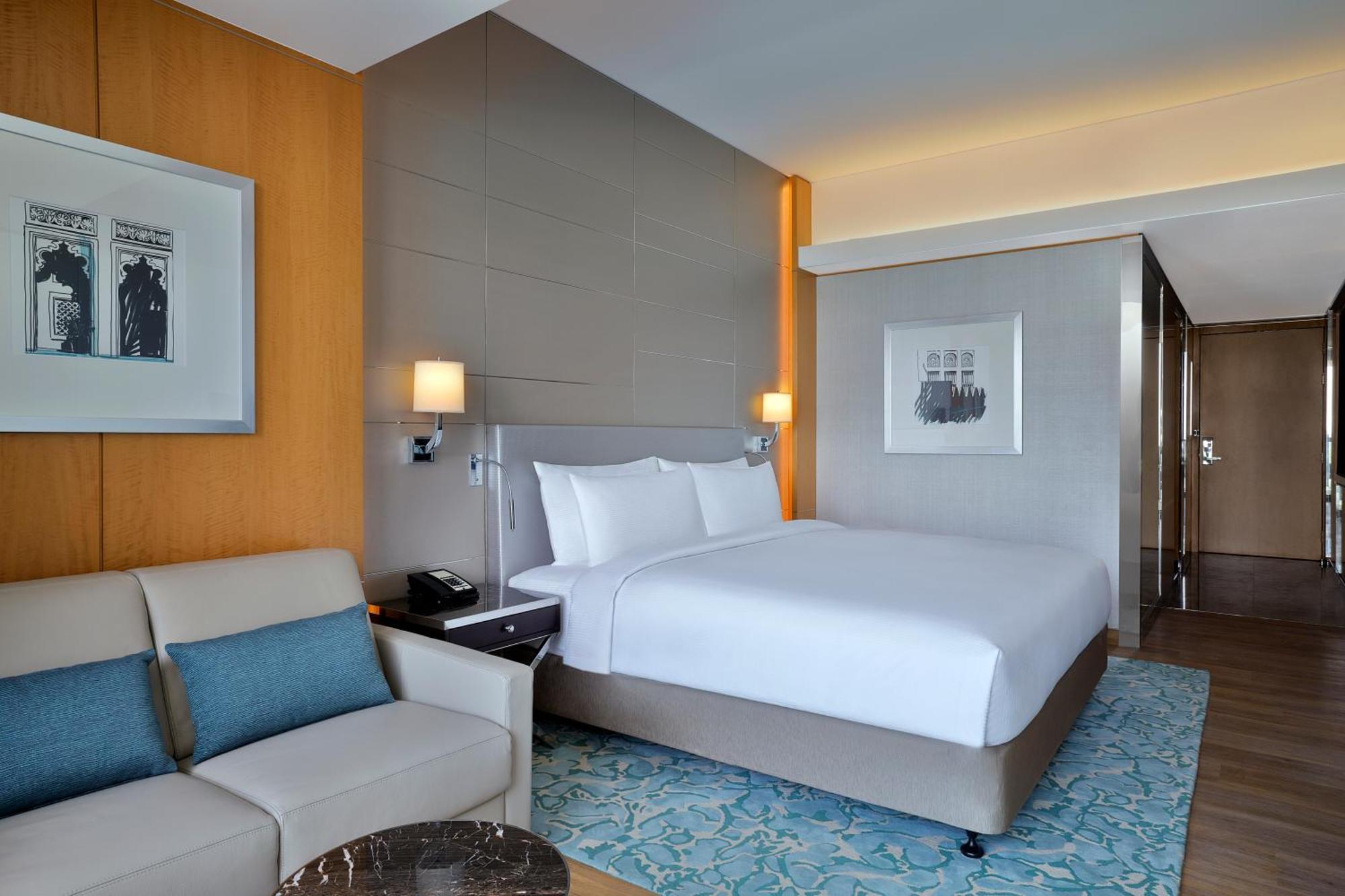 Premium Zimmer mit Kingsize-Bett, Balkon und Meerblick