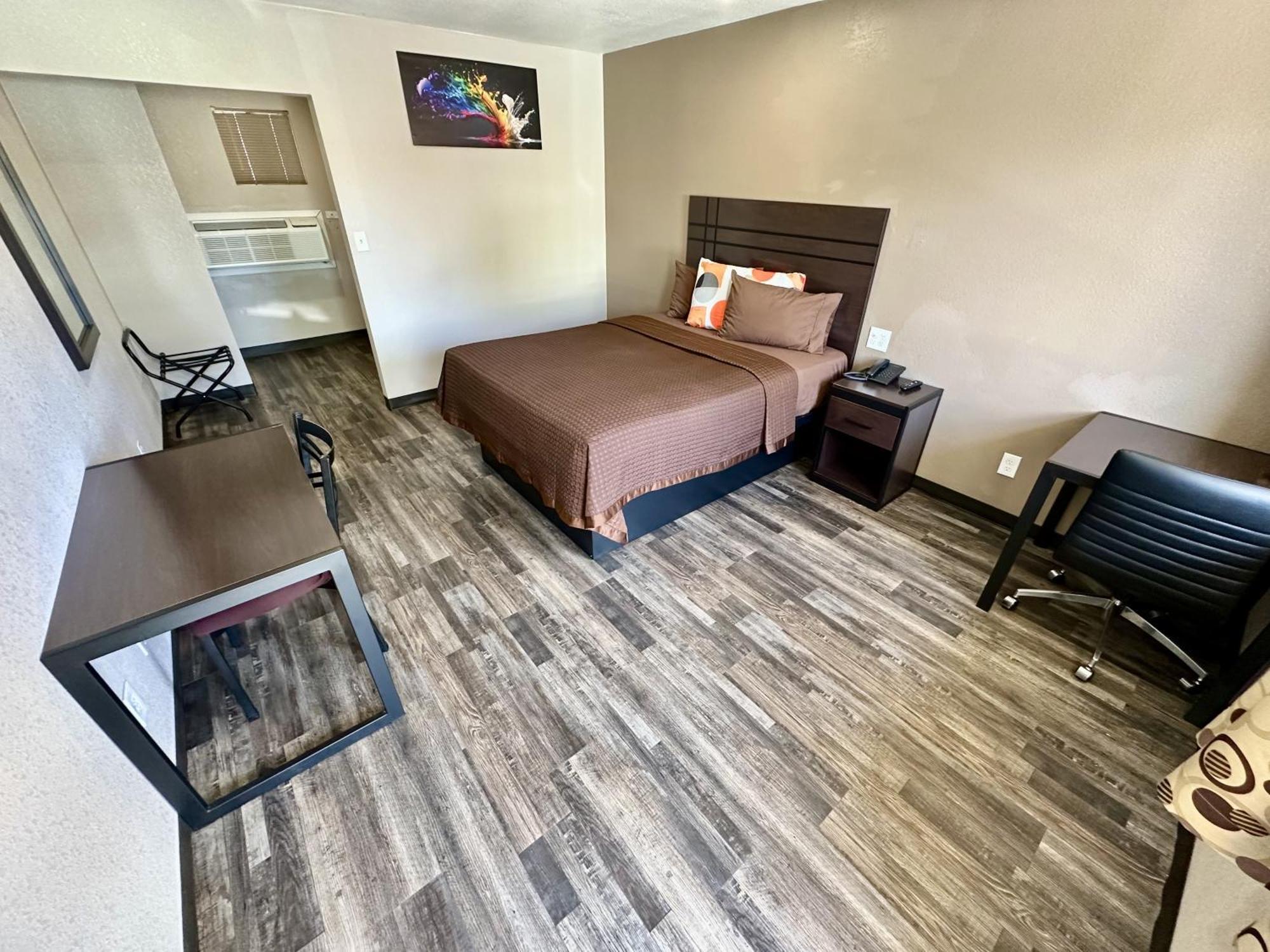 Standard Room 1 Queen Bed Non-Smoking