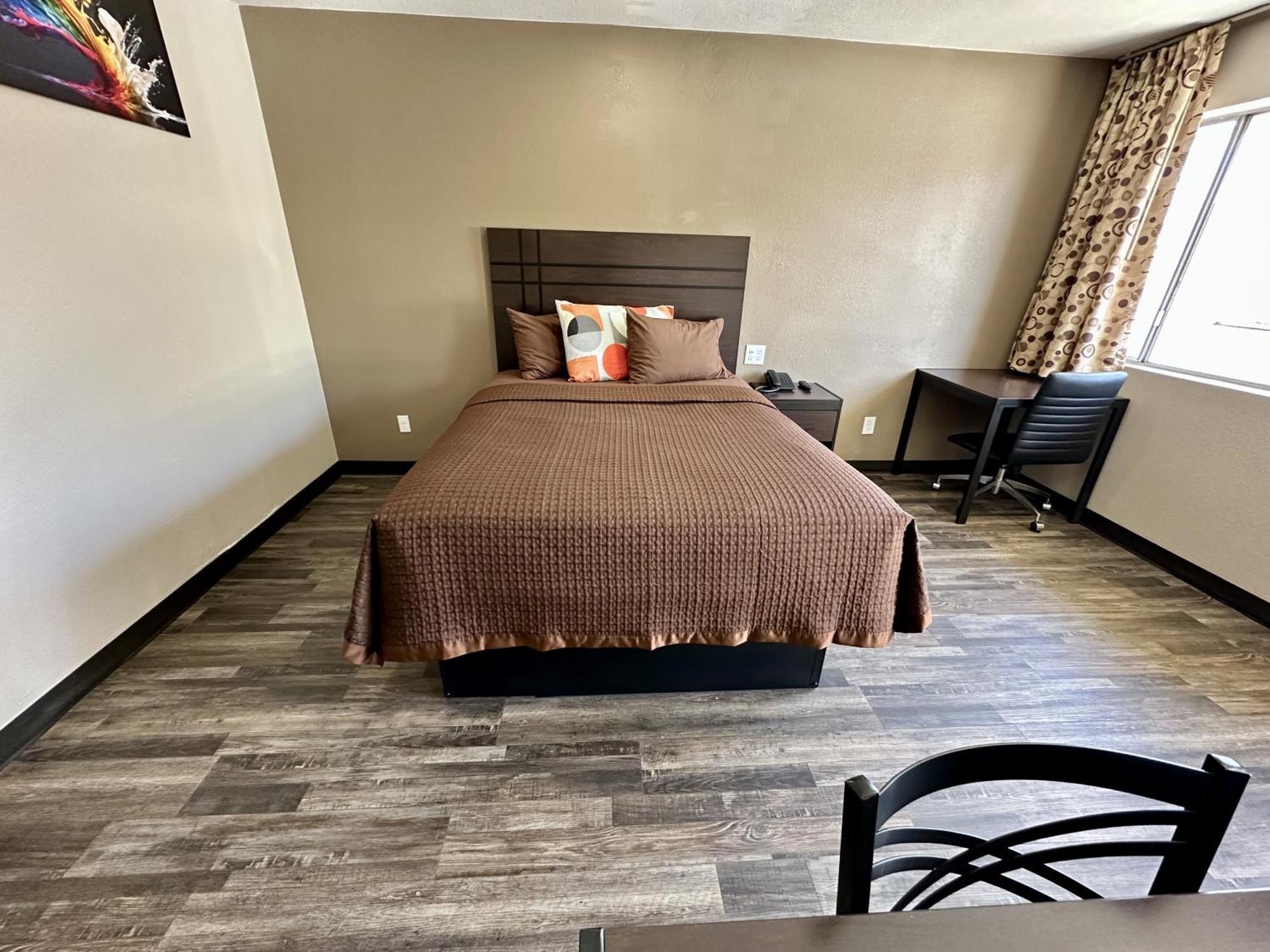 Standard Room 1 Queen Bed Non-Smoking