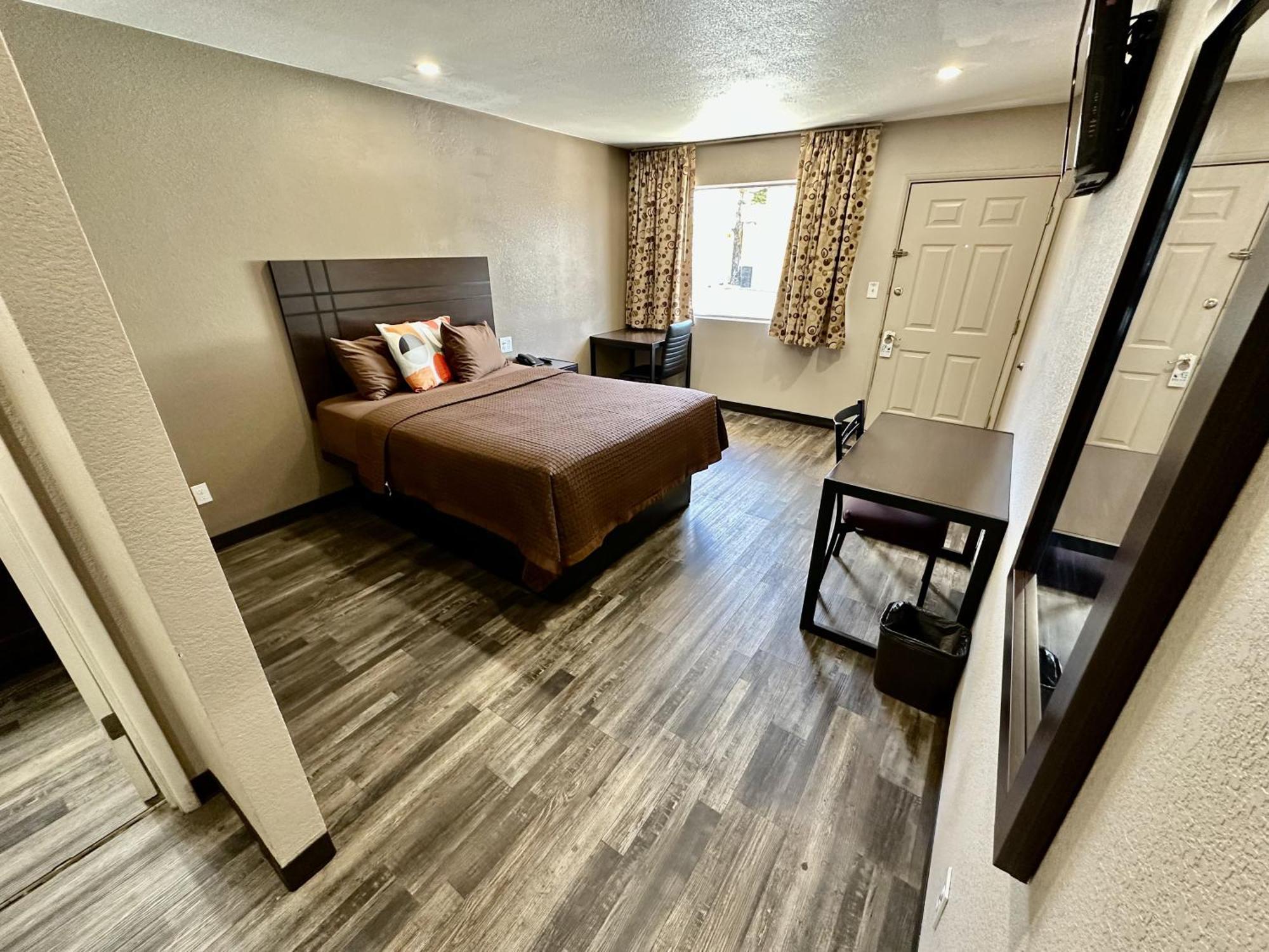 Standard Room 1 Queen Bed Non-Smoking