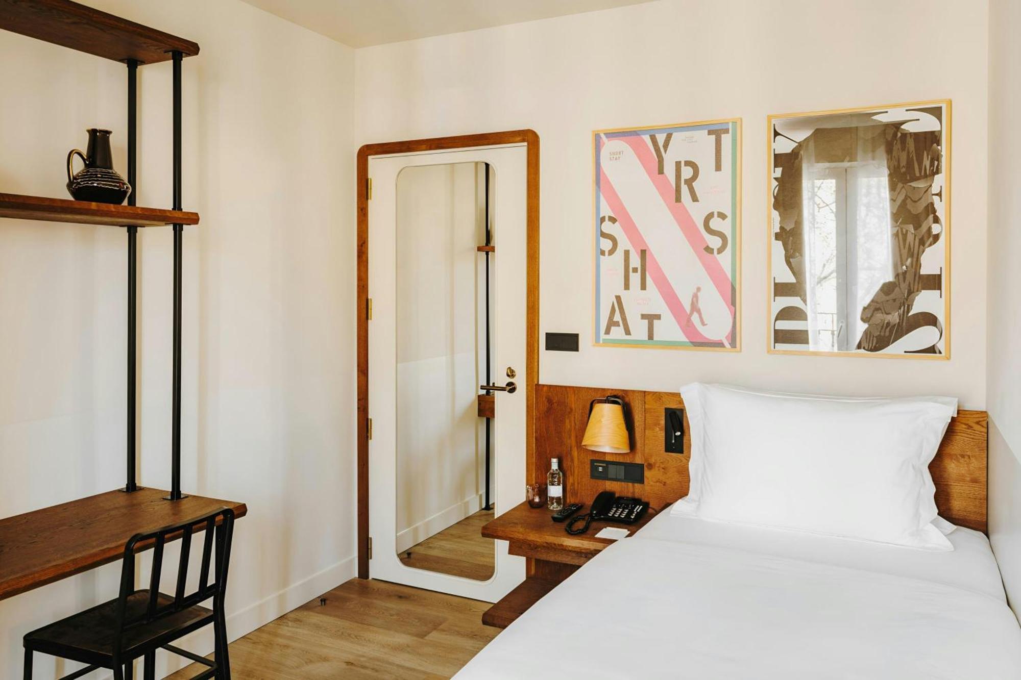 Single Room with Balcony and Street View