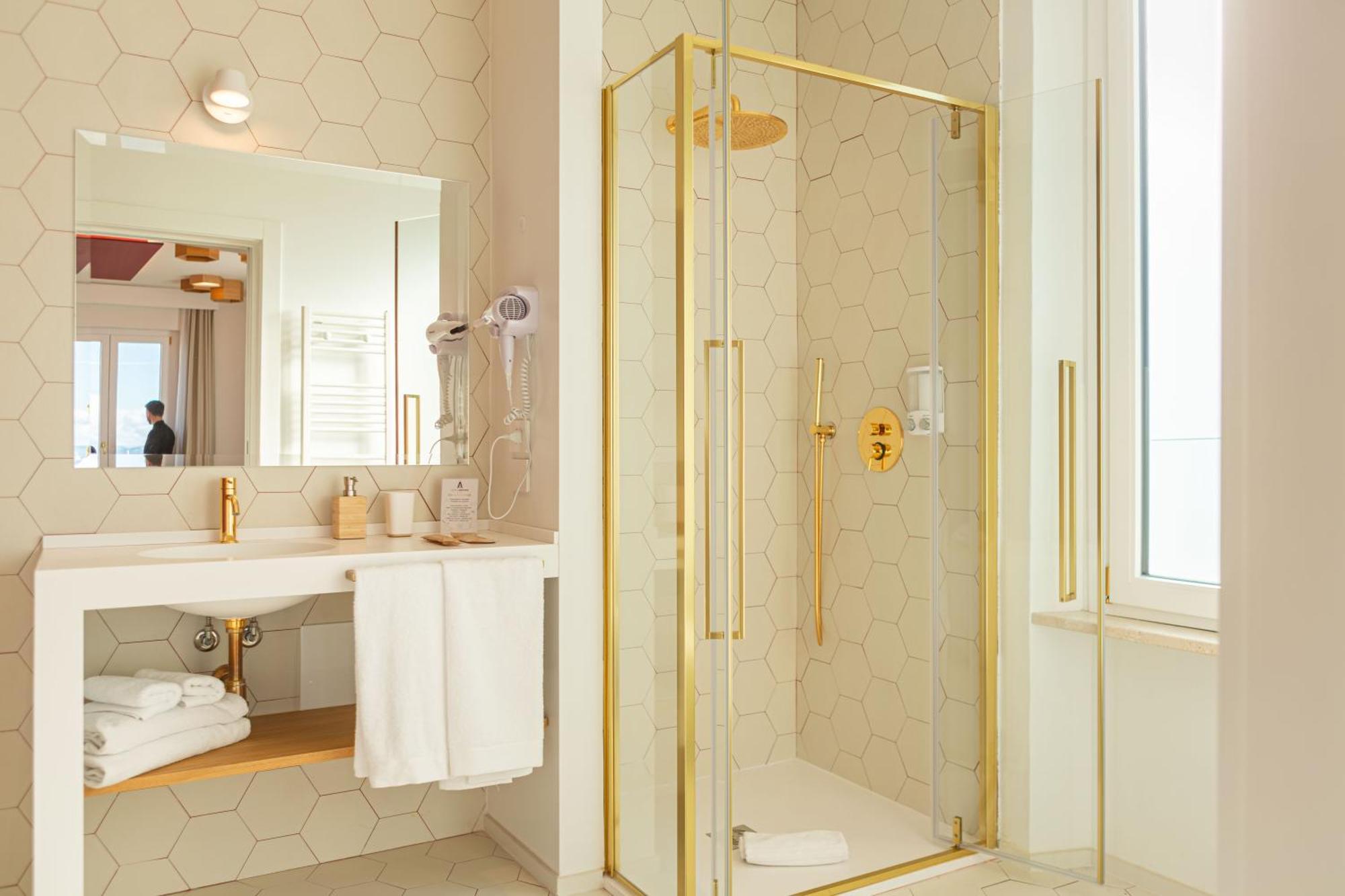 Junior Suite Bath Sea View