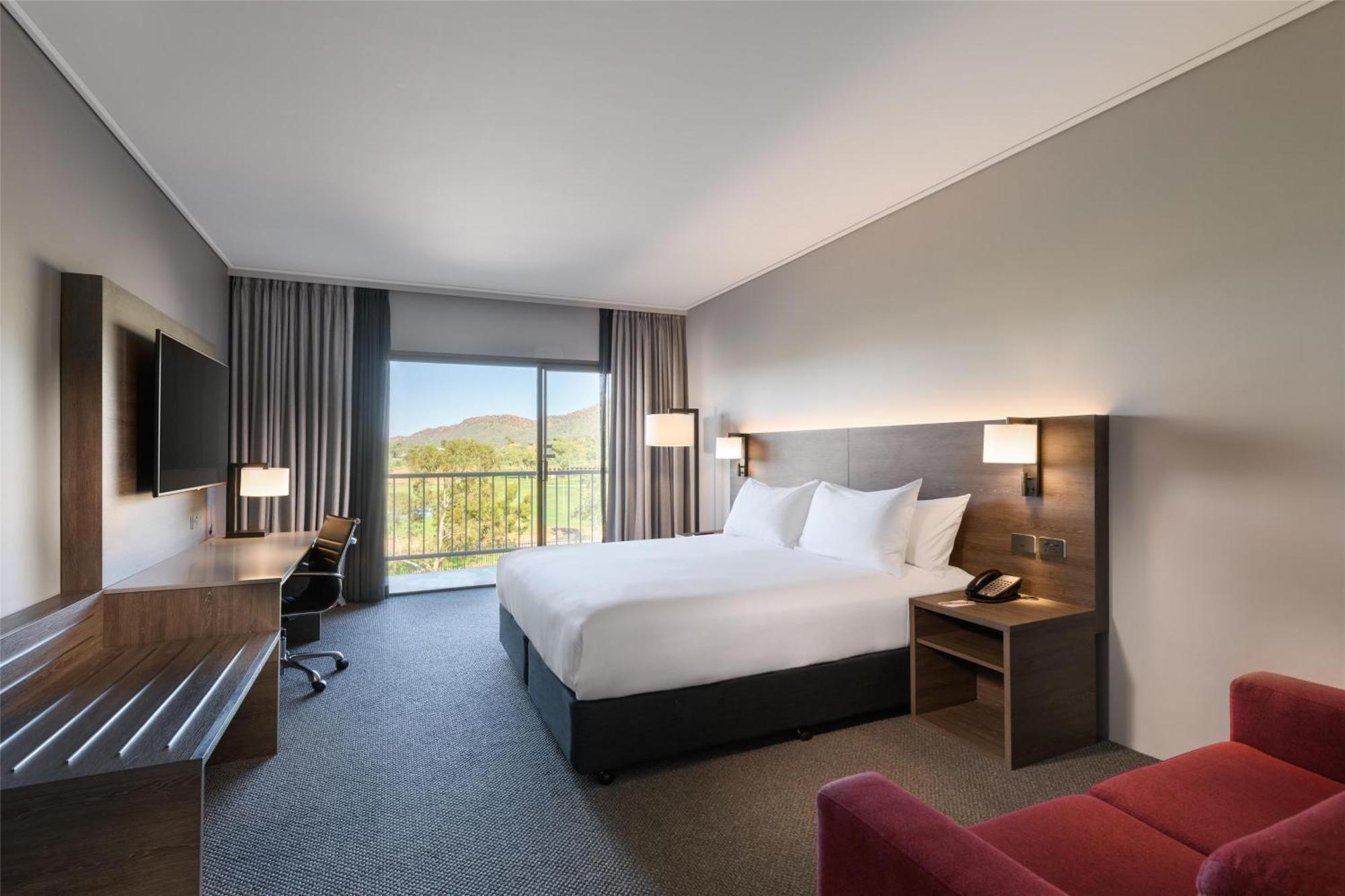 Premier King Suite Mountain View