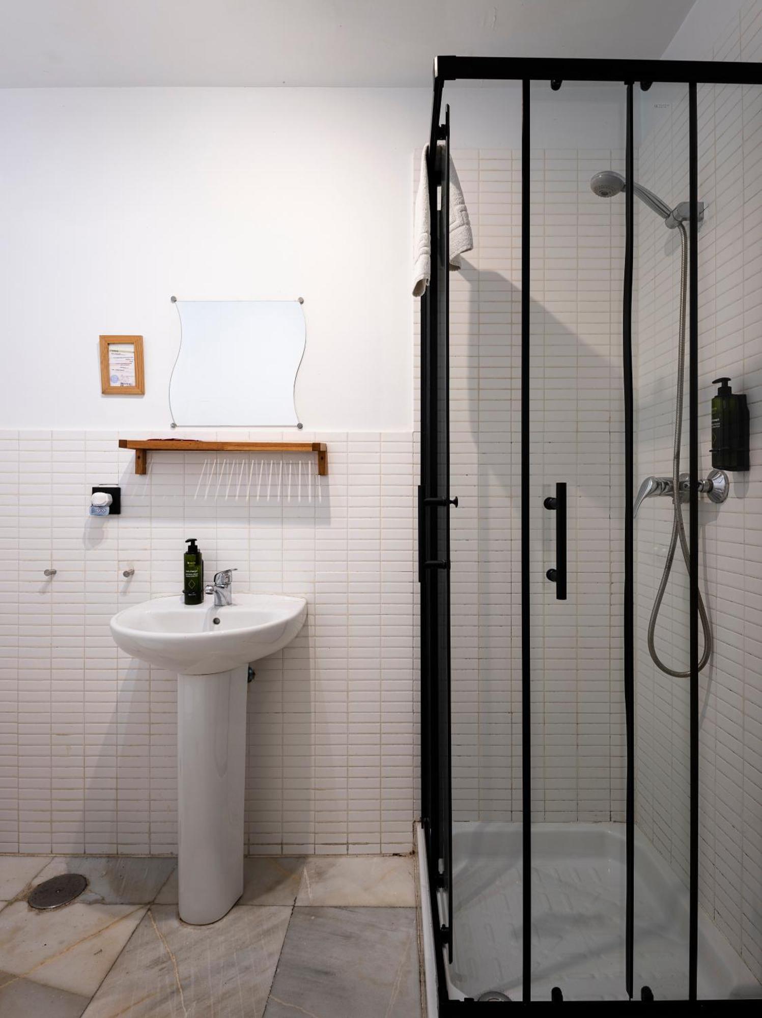 Camera Doppia con Letti Singoli e Bagno in Comune