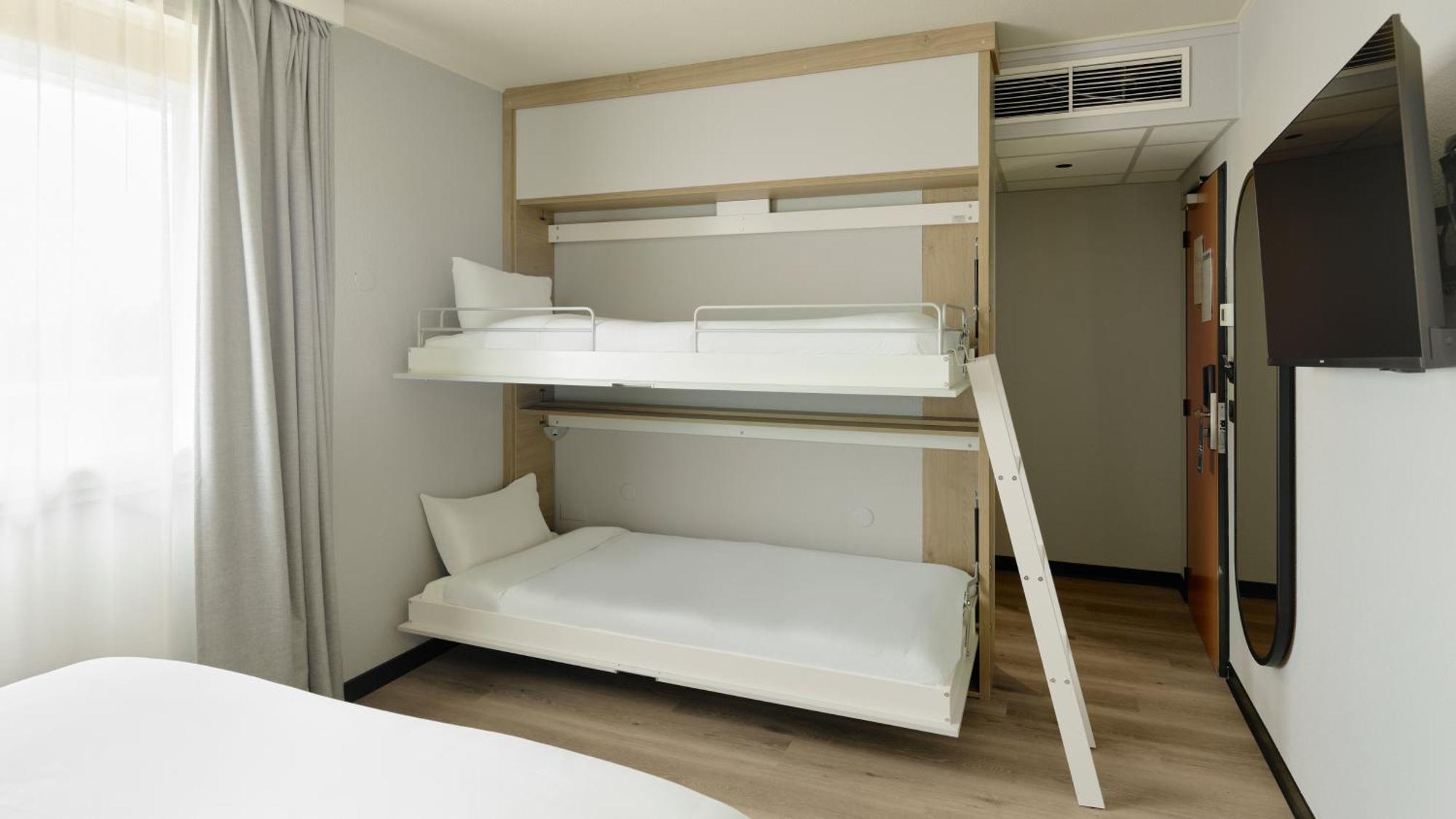 Standard Room 1 Queen Bed 2 Bunk Beds
