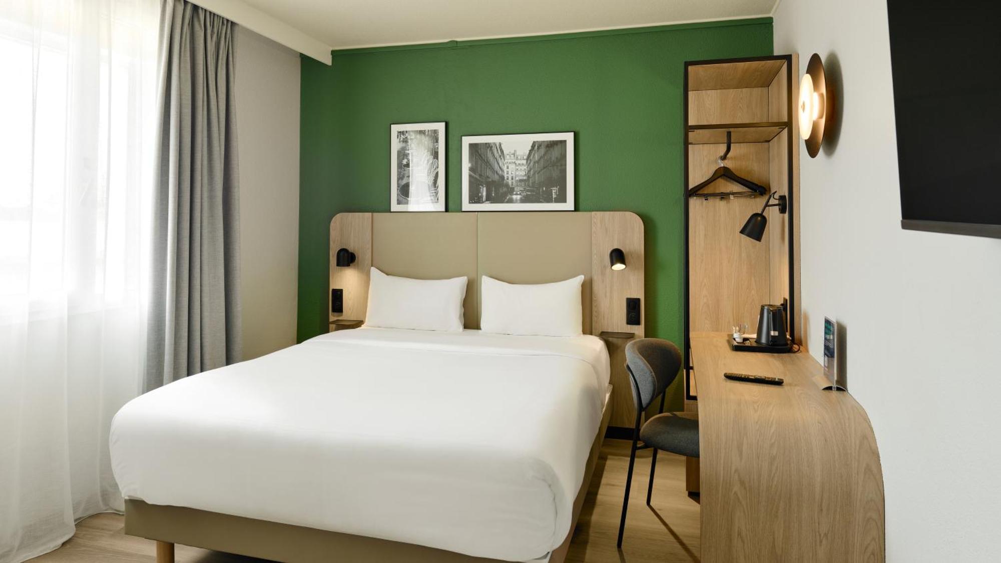 Standard Room - 1 Queen Bed,1697783705:JPEG