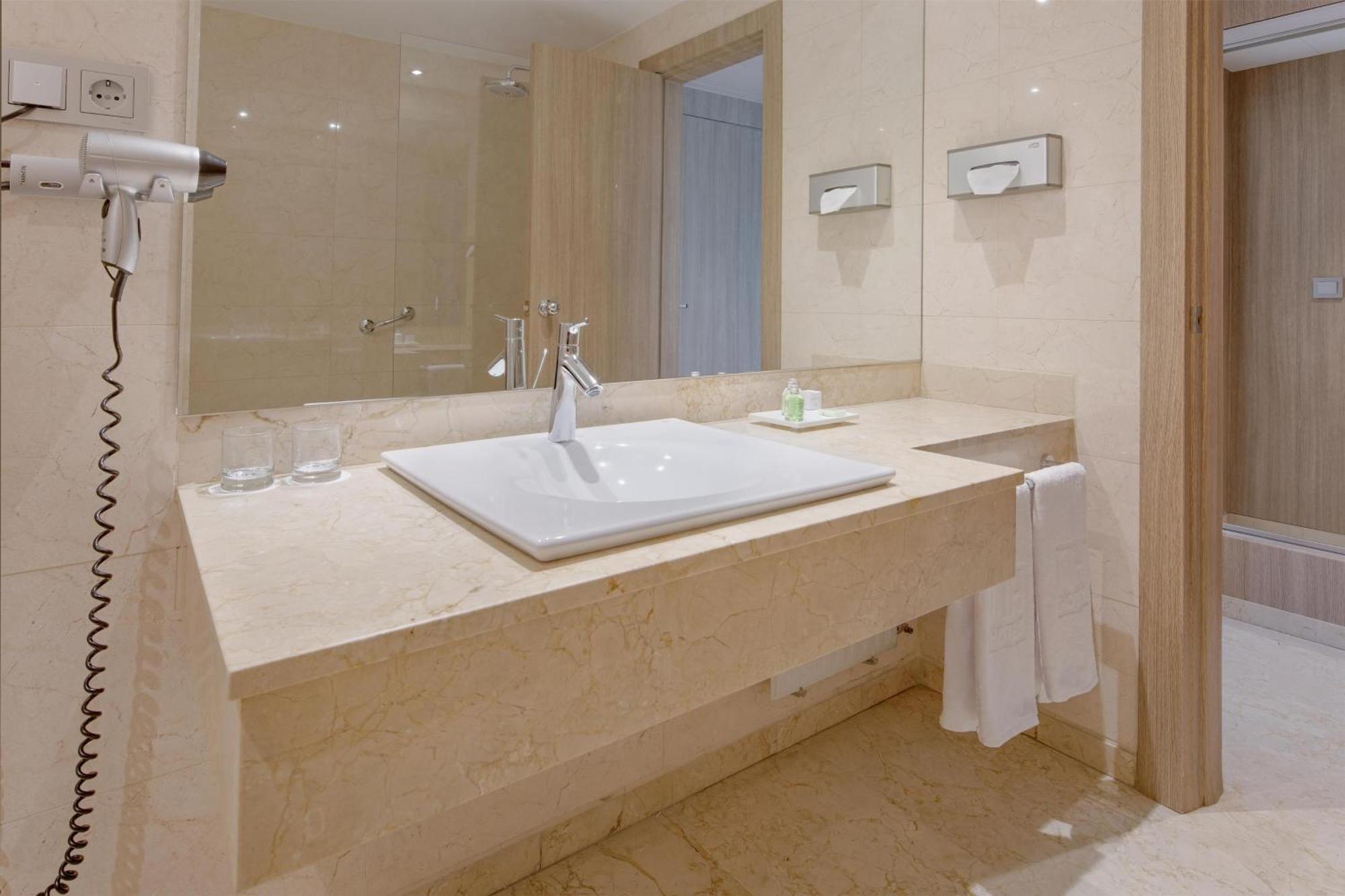 Habitación Familiar contigua (2 adultos + 2 niños)