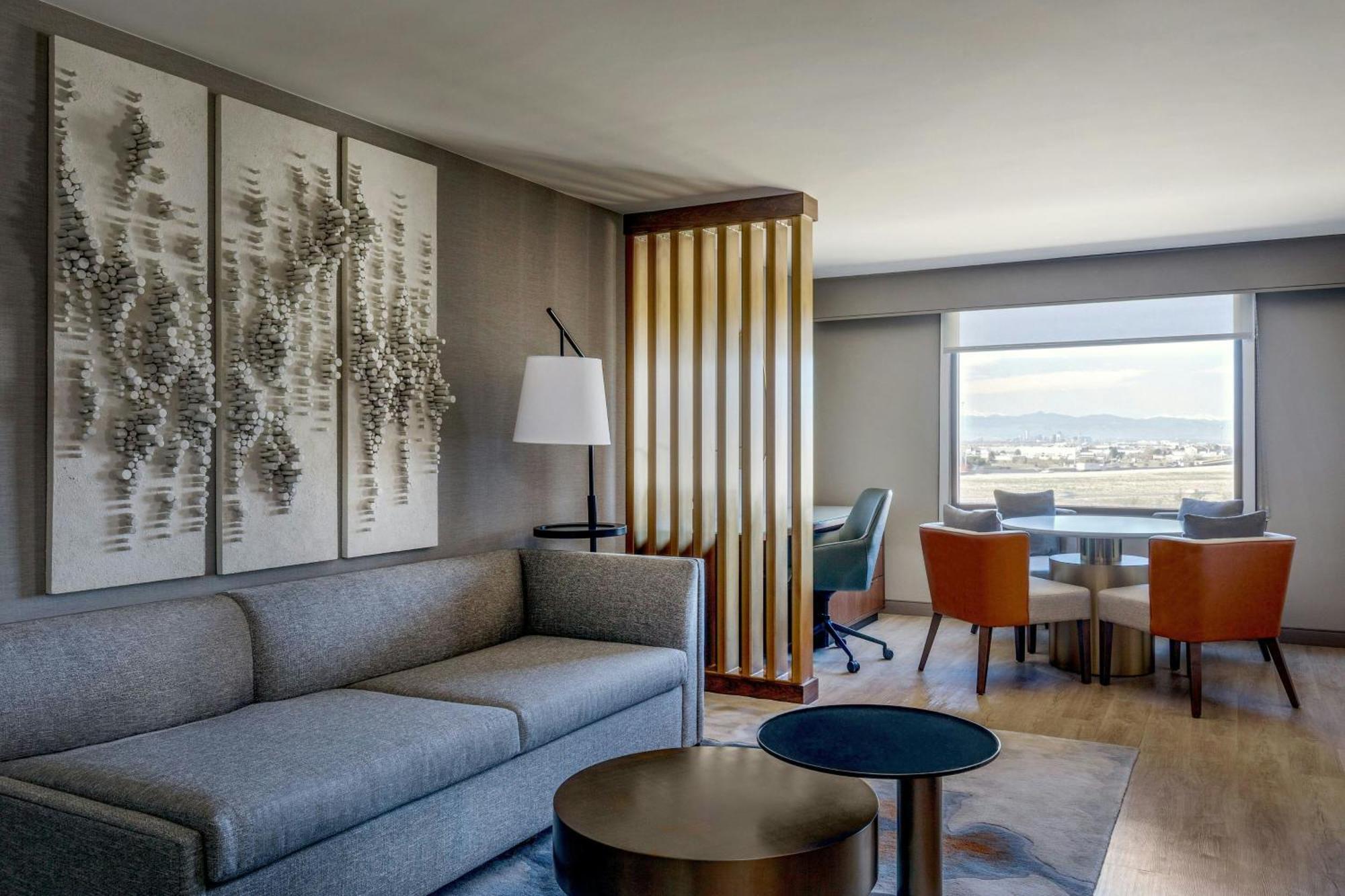 One-Bedroom Luxury King Suite