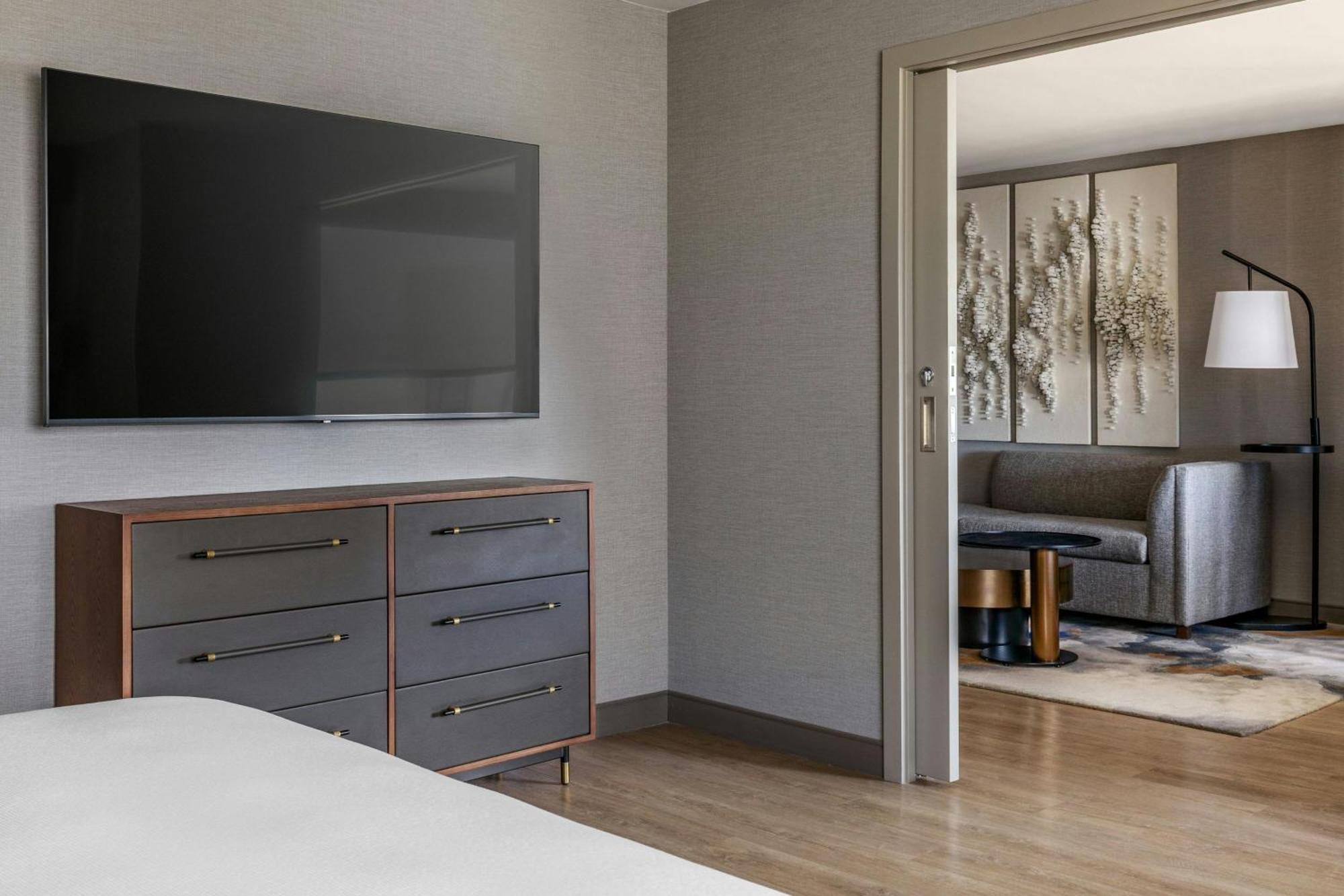 One-Bedroom Luxury King Suite