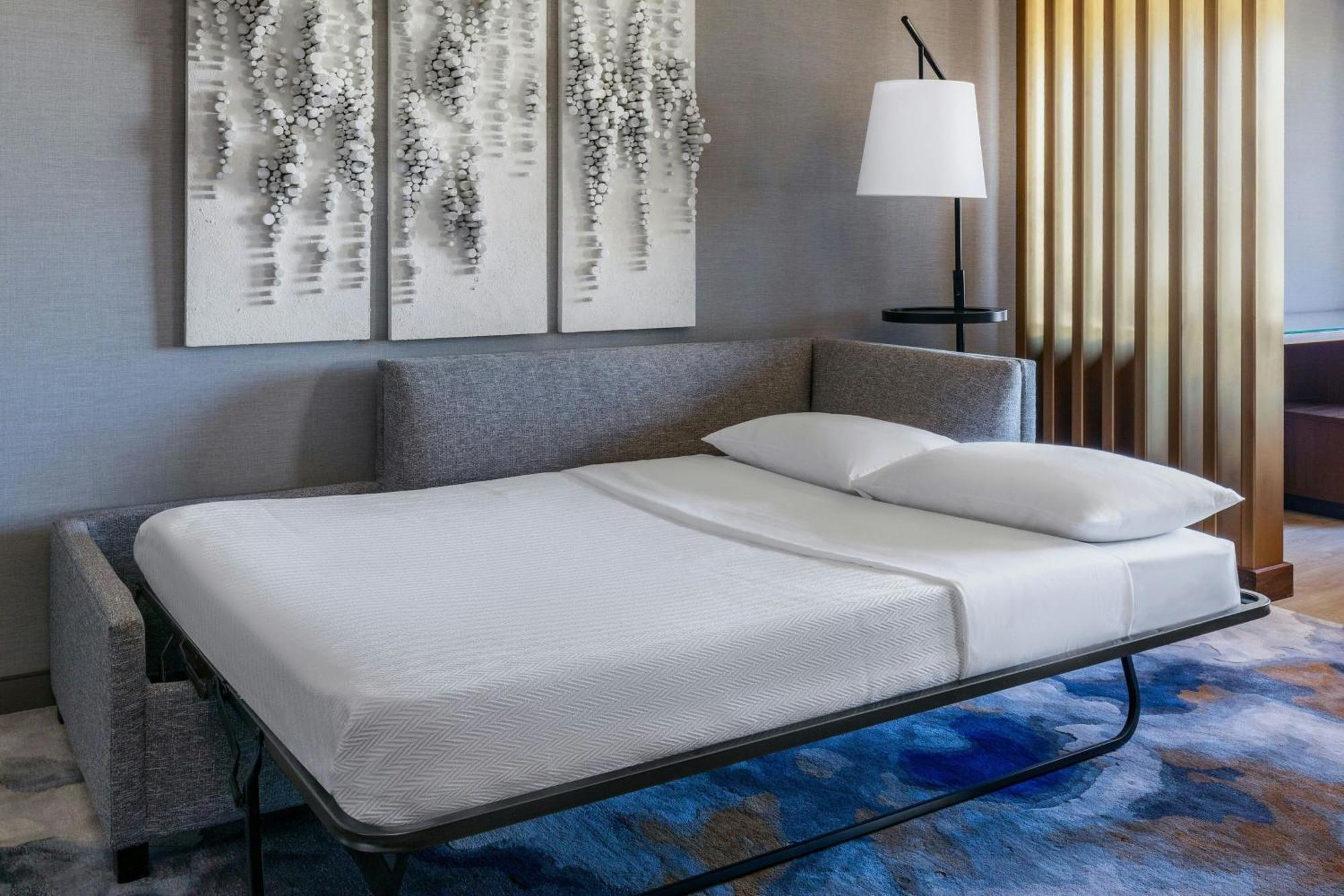 One-Bedroom Luxury King Suite