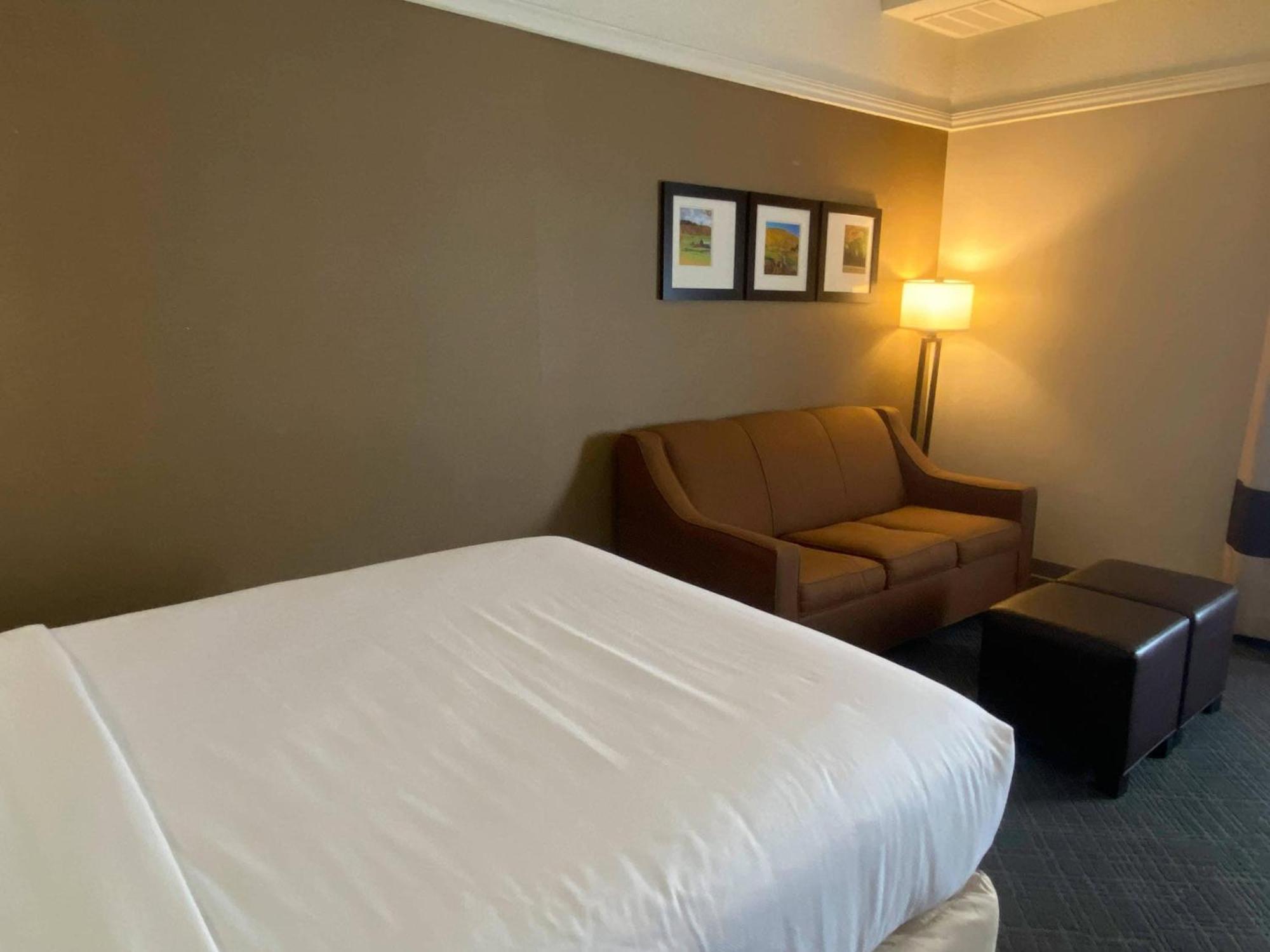 Queen Room with Sofa Bed - Non-Smoking,1697977290:JPEG