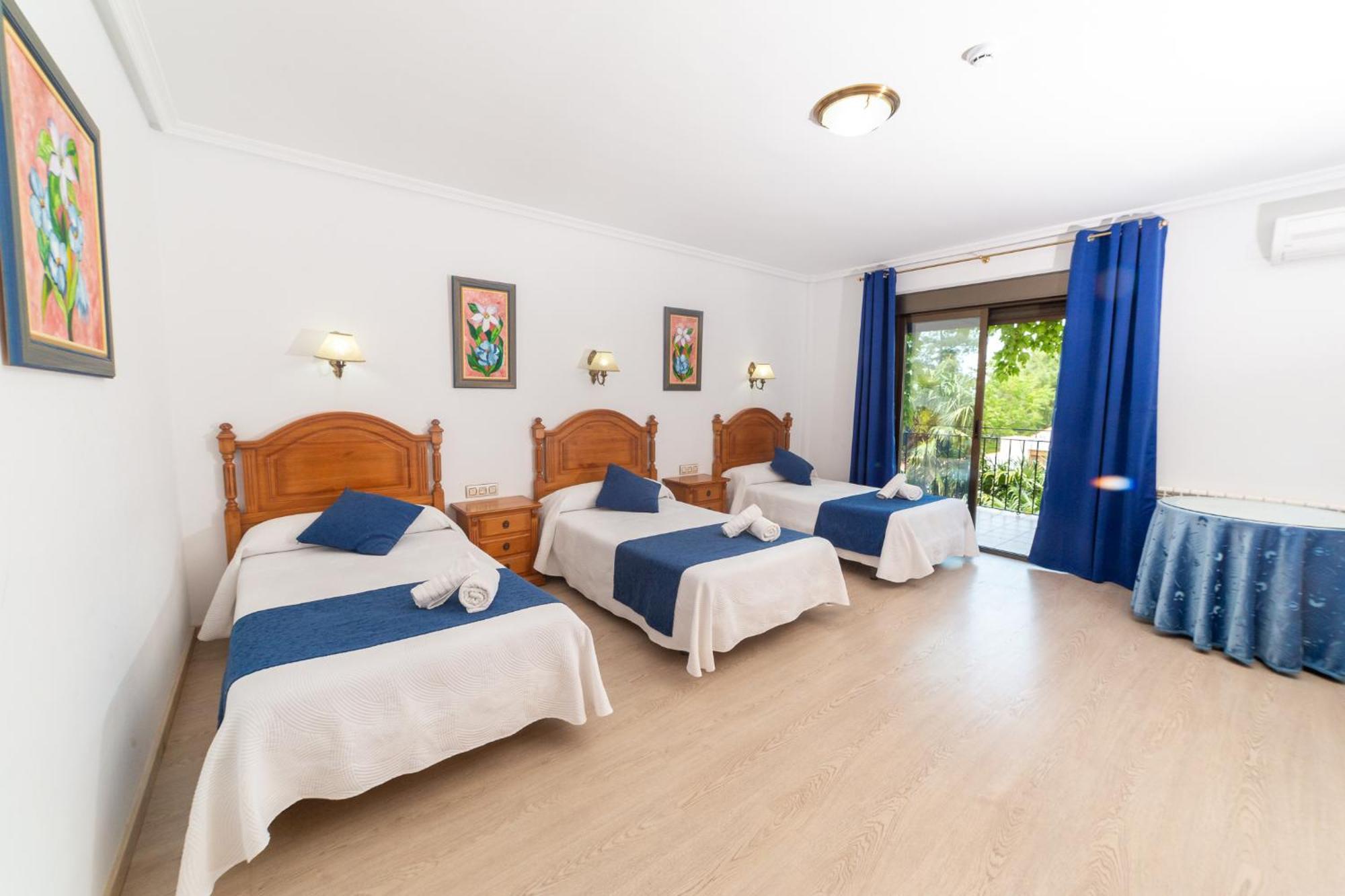 Habitación Triple con vistas al jardín