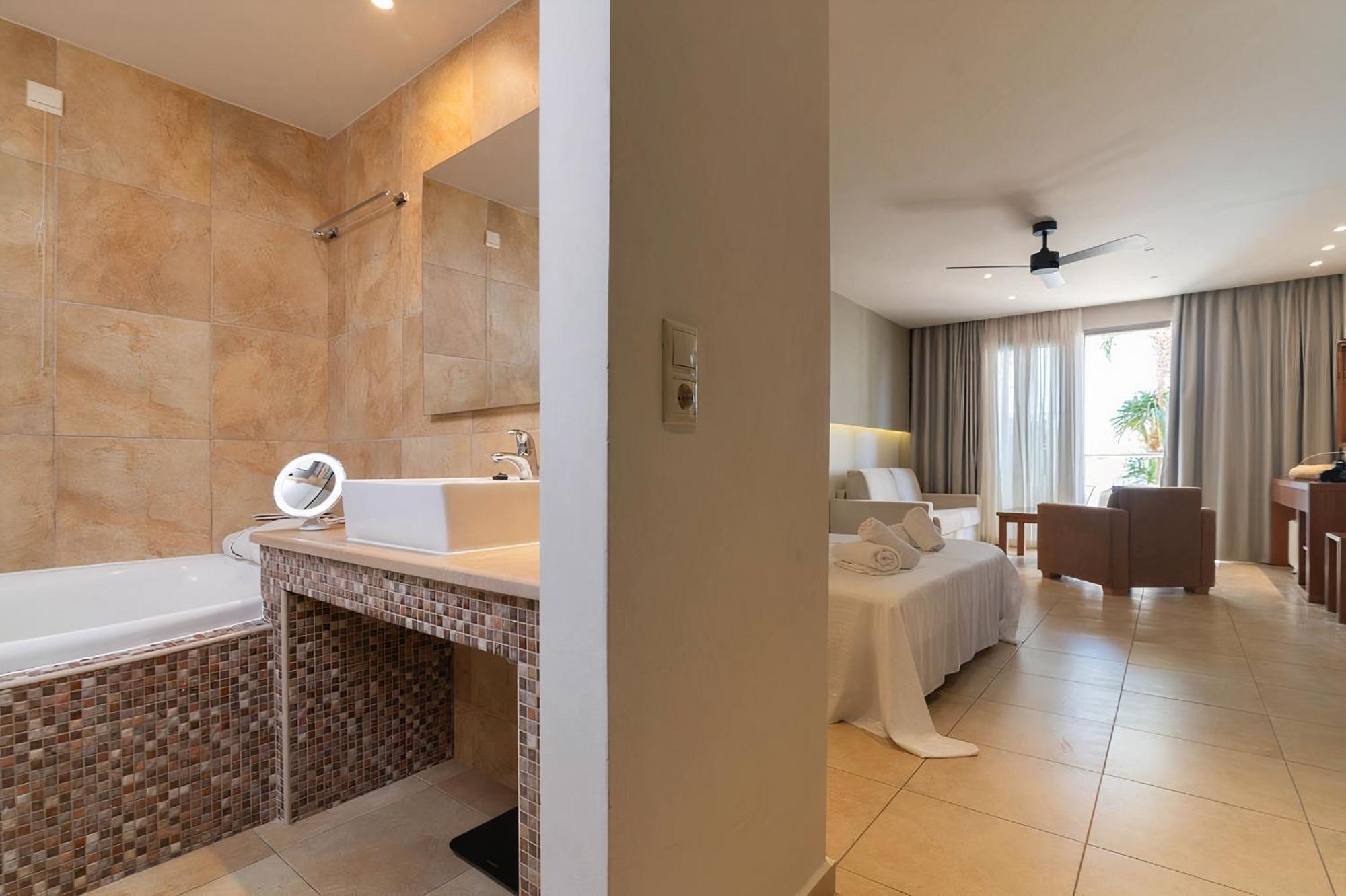 Junior Suite met Uitzicht op het Zwembad