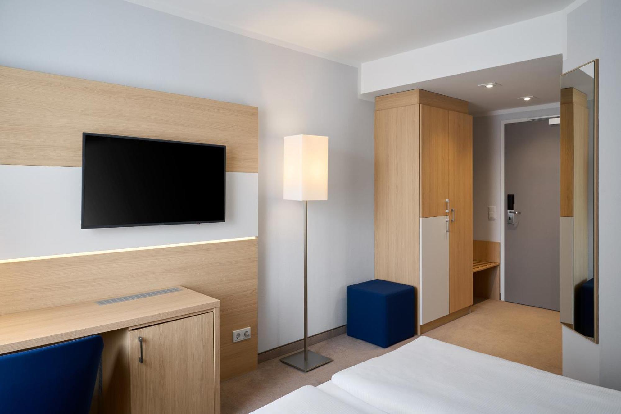 Quiet Standard King Room with Courtyard View