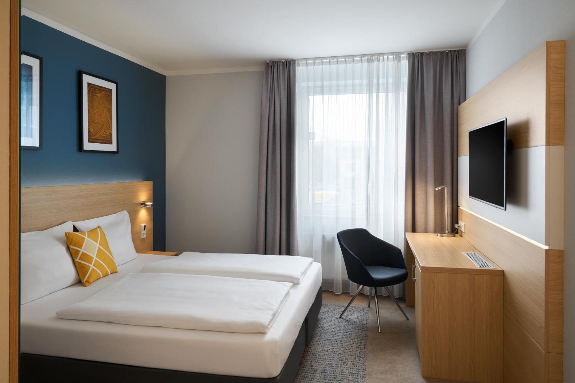 Standard King Room with Street View