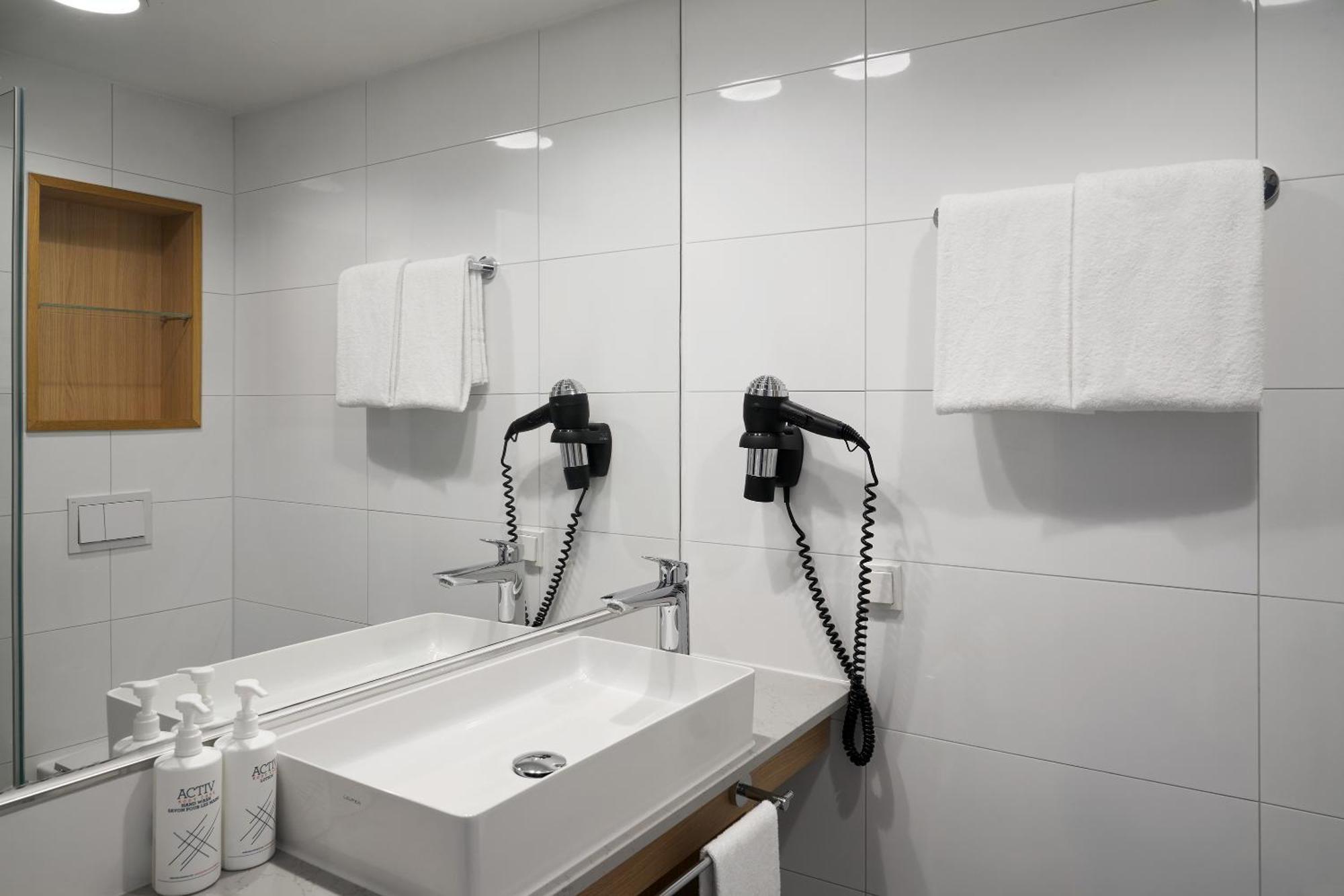 Standard Twin Room with Two Twin Beds and Street View