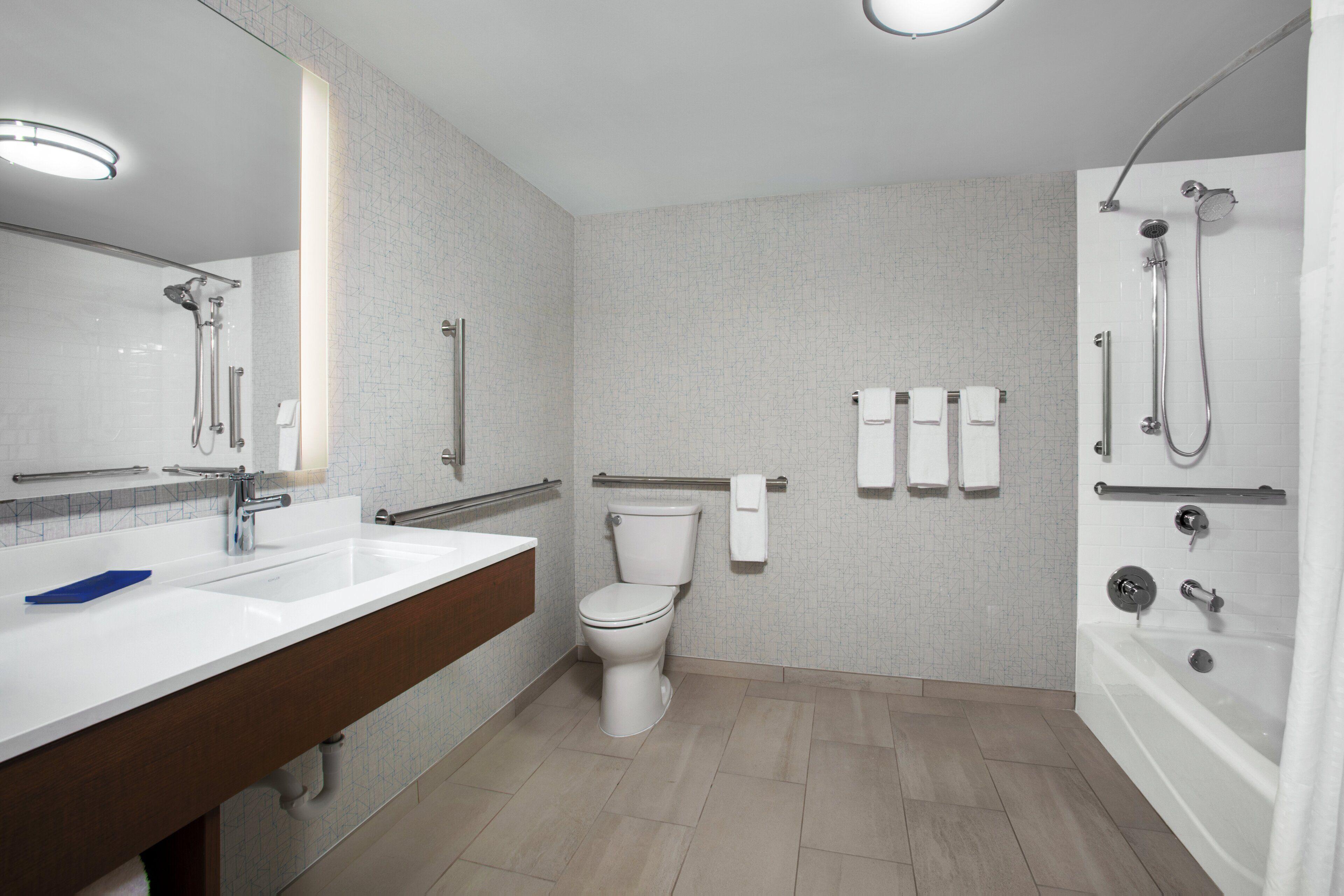 King Room Hearing Accessible Roll Shower,1396249355:JPEG
