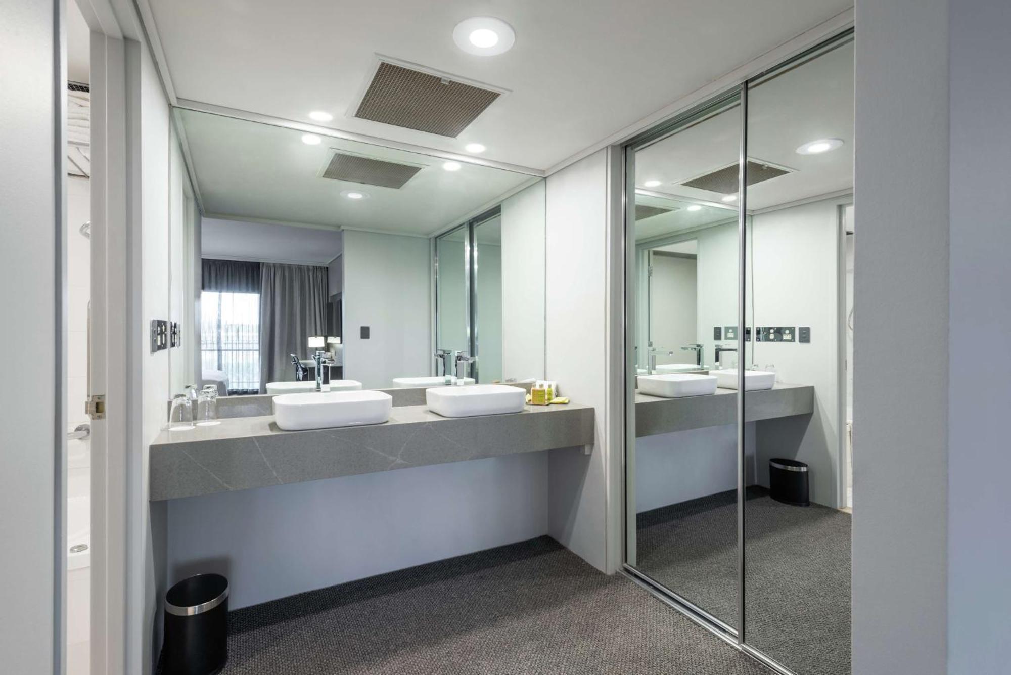 Premier King Suite Mountain View