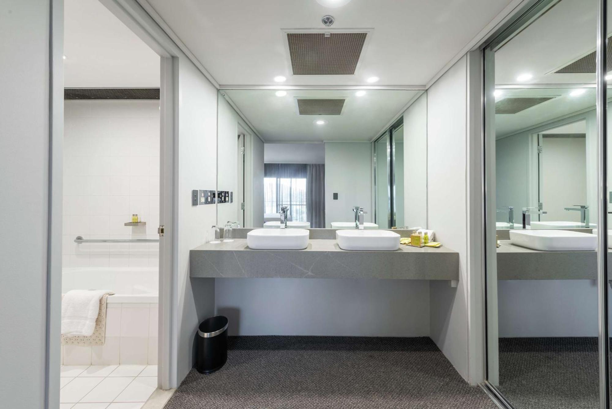 Premier King Suite Mountain View