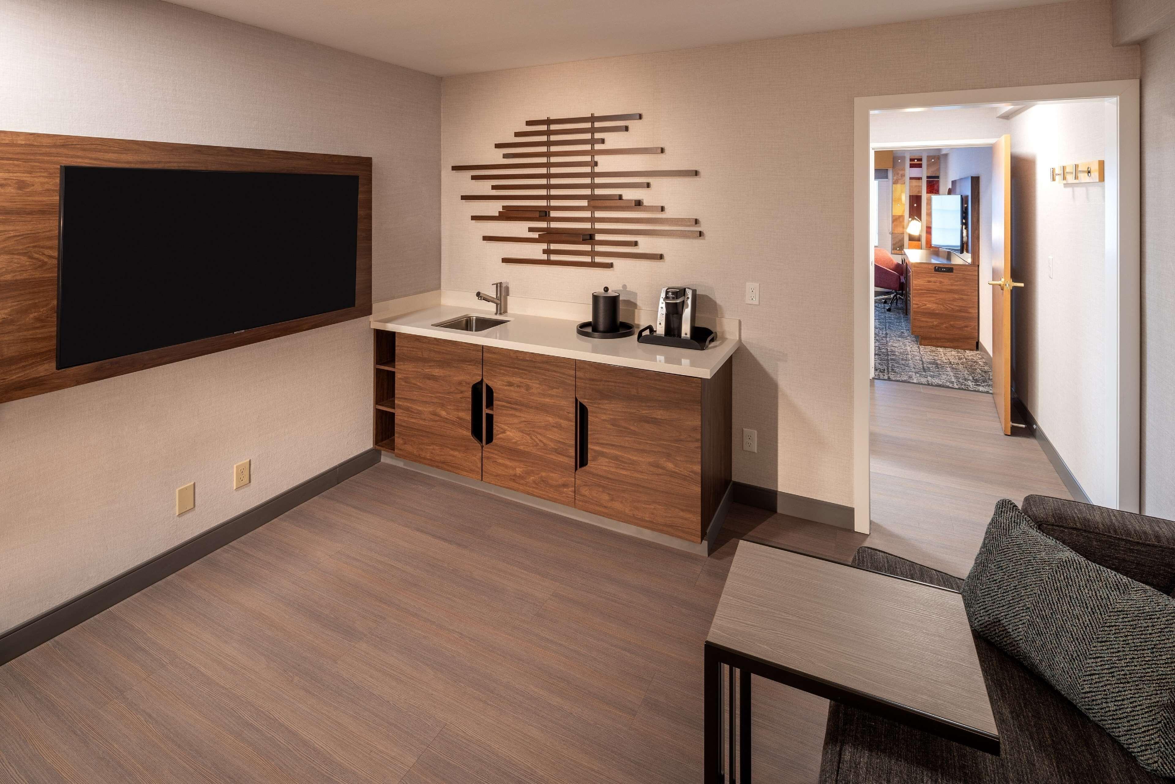 One-Bedroom King Suite