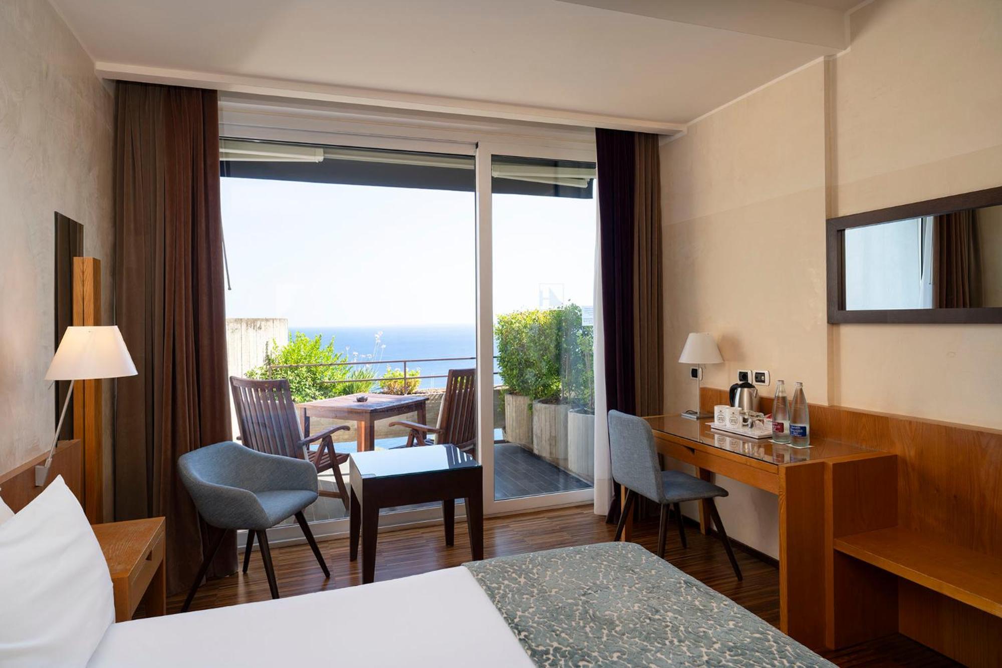 Quarto superior premium com cama de casal ou 2 de solteiro, varanda e vista do mar