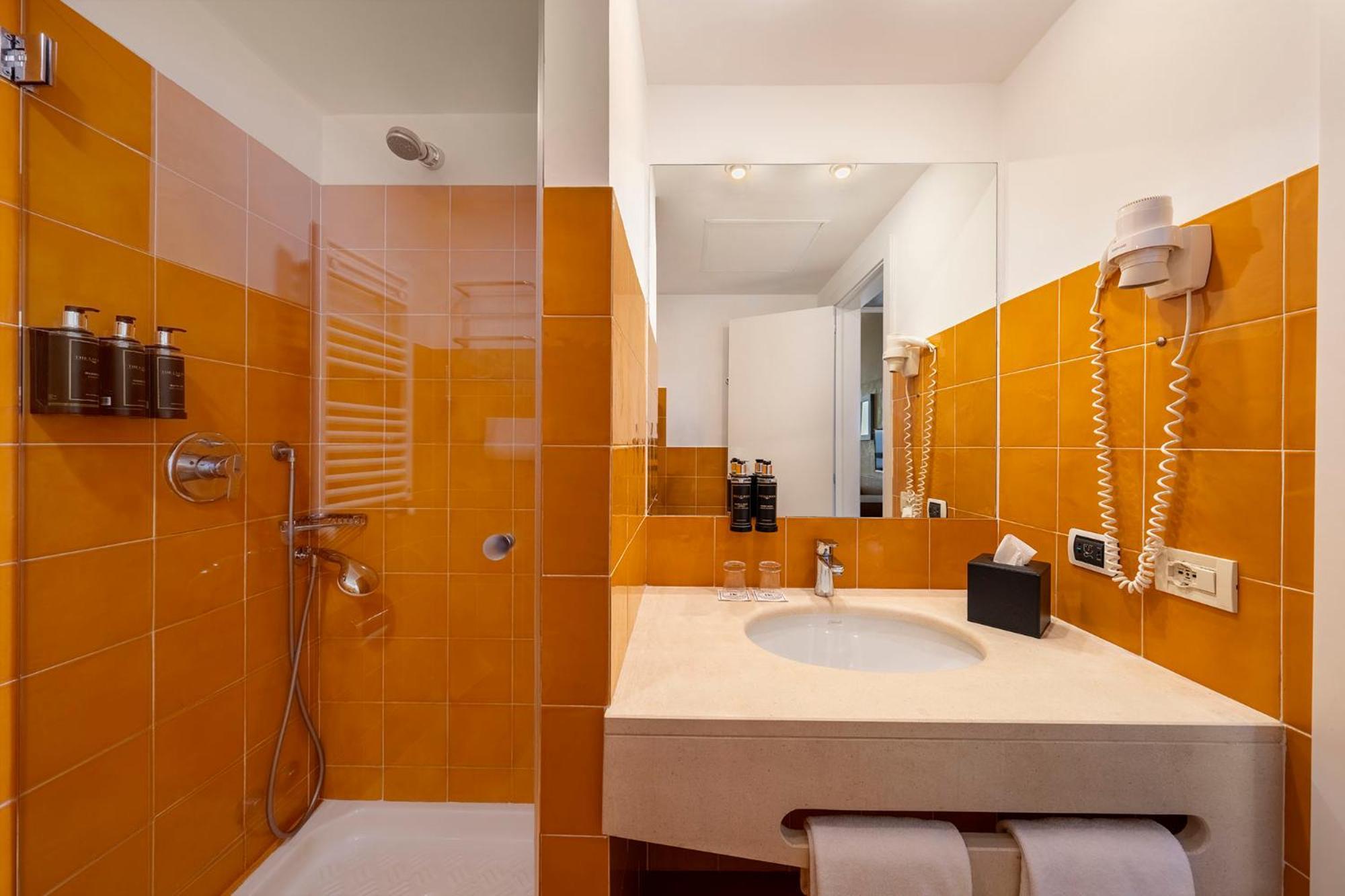 Quarto premium com cama de casal ou 2 de solteiro e vista do mar
