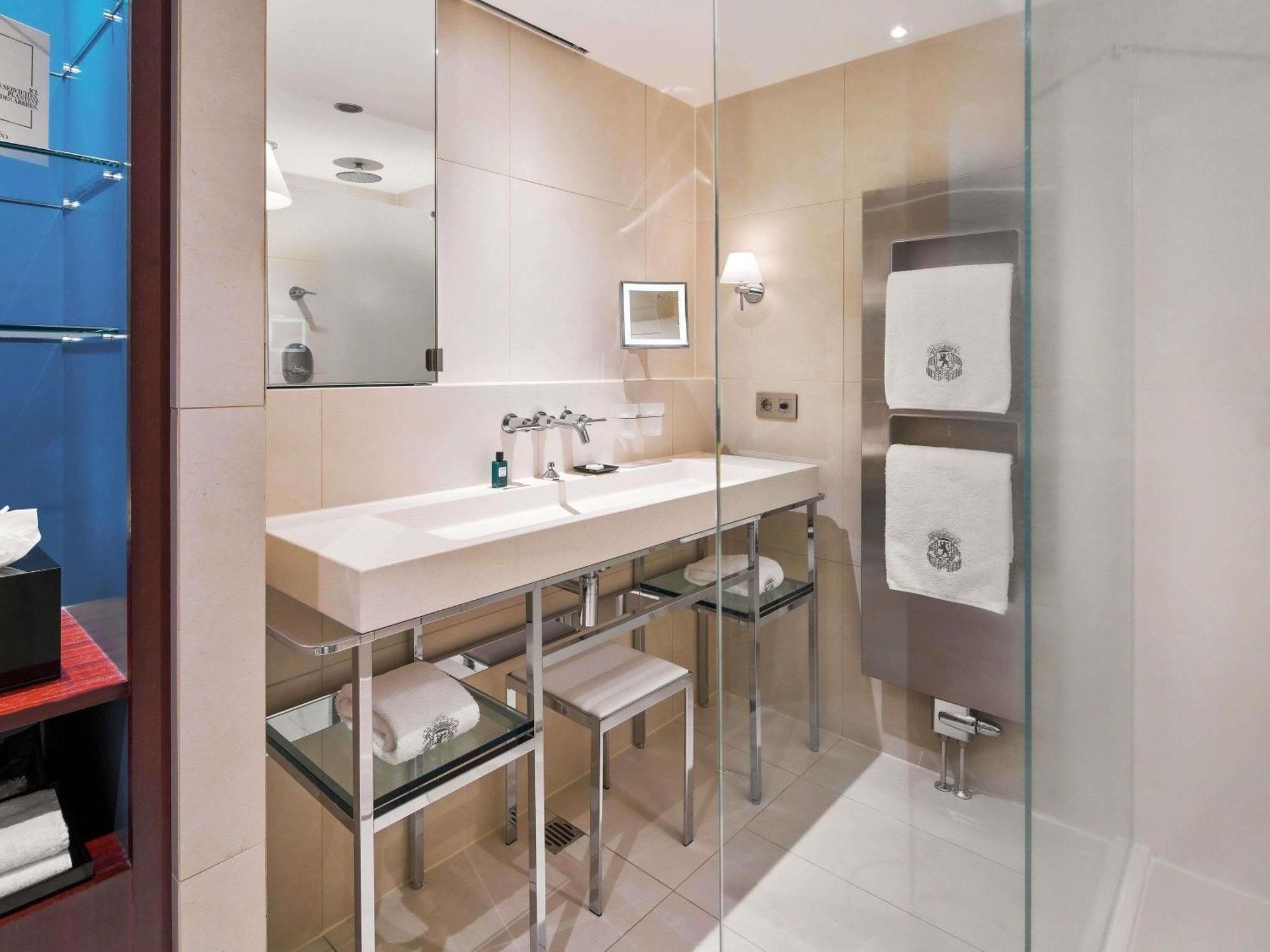 Superior Queen Room with Courtyard, Garden or City View