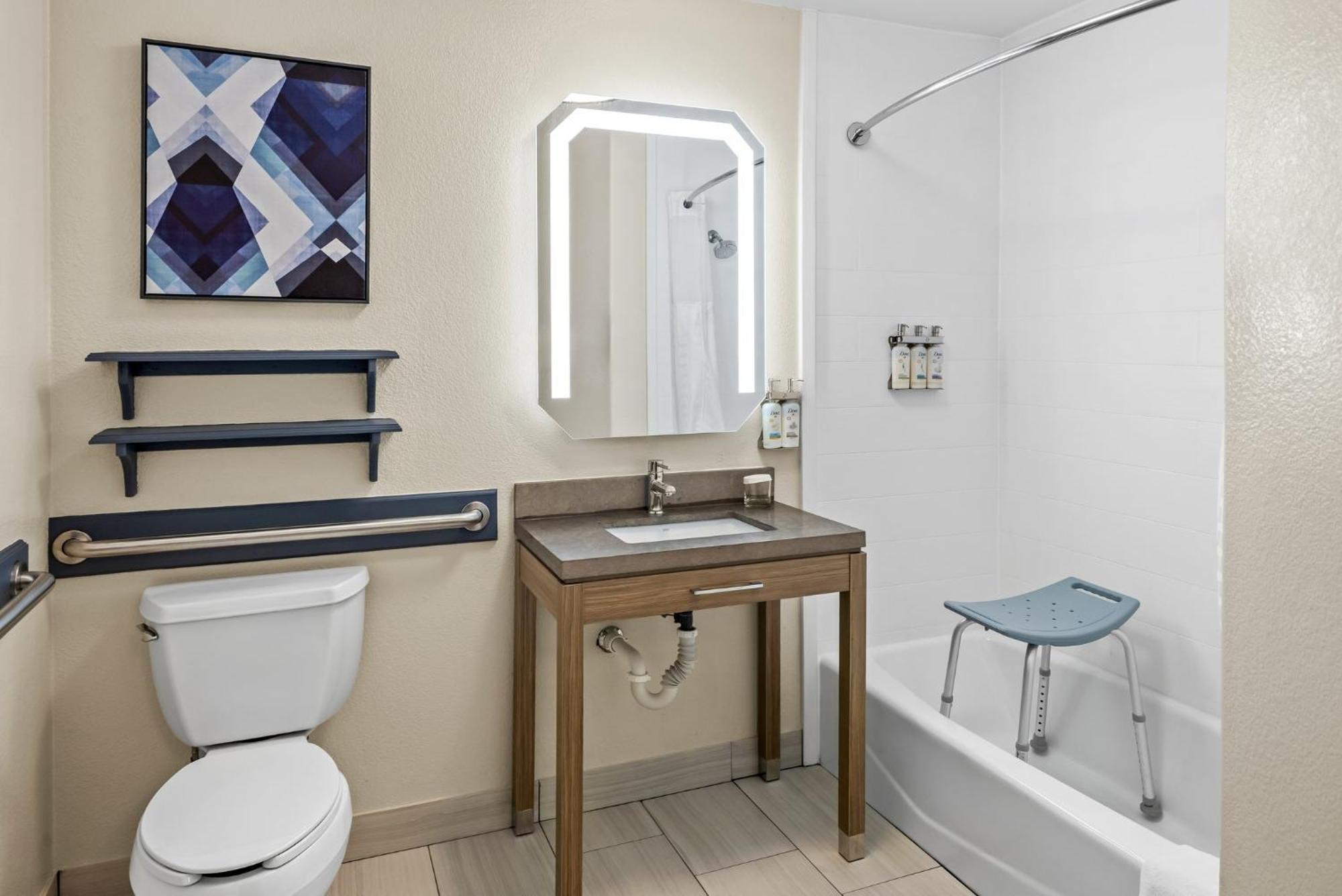 Studio Queen Suite with Communications Accessible Tub