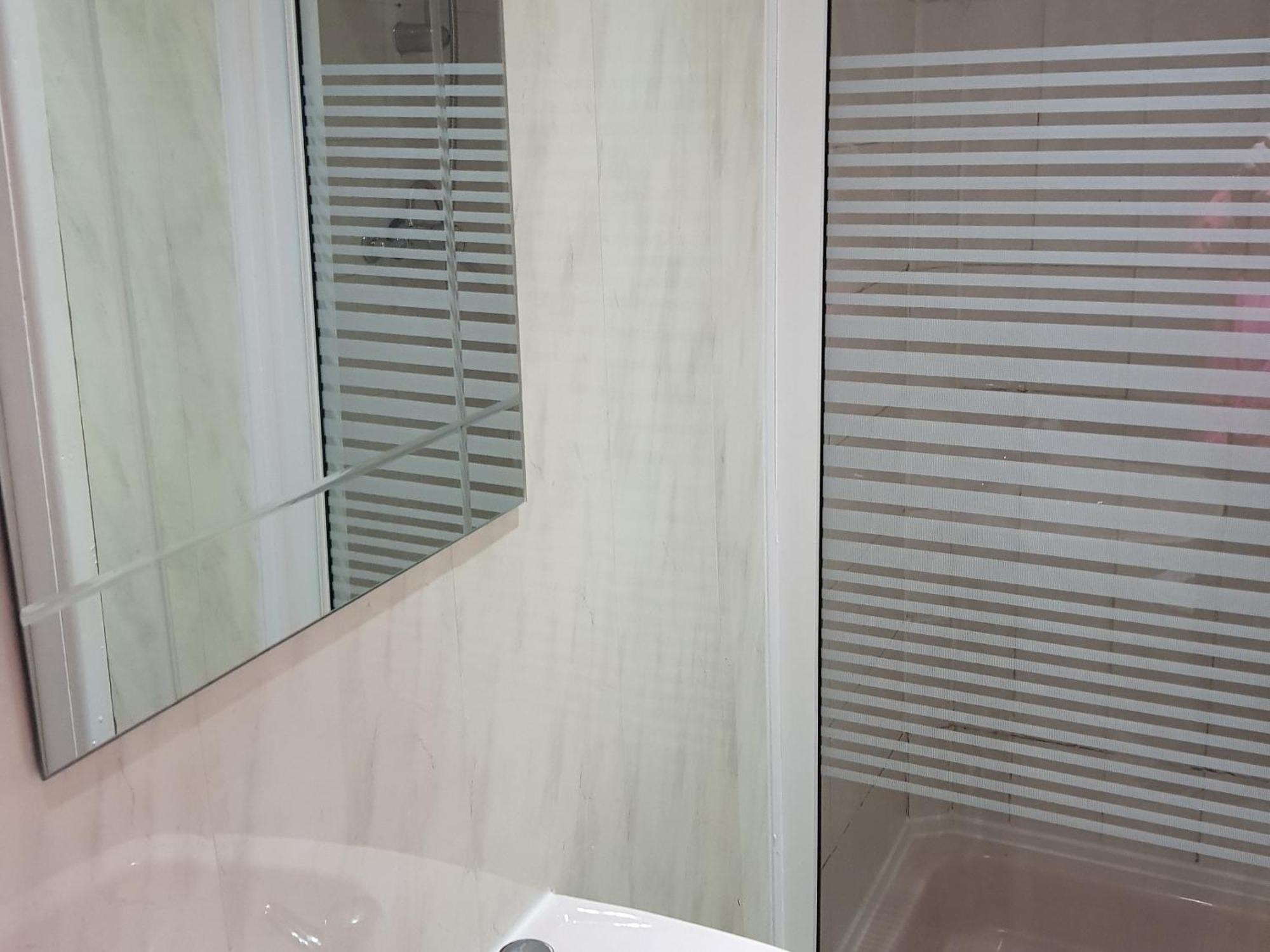 Tweepersoonskamer met 2 Aparte Bedden en Douche
