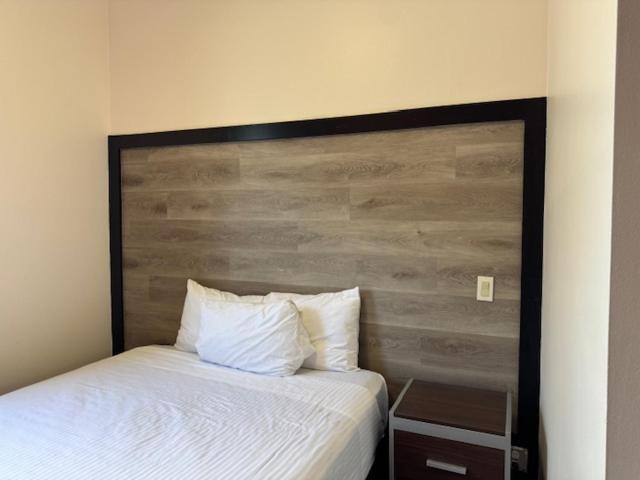 Renovated 1 Queen Bed Private Bathroom Non Smoking