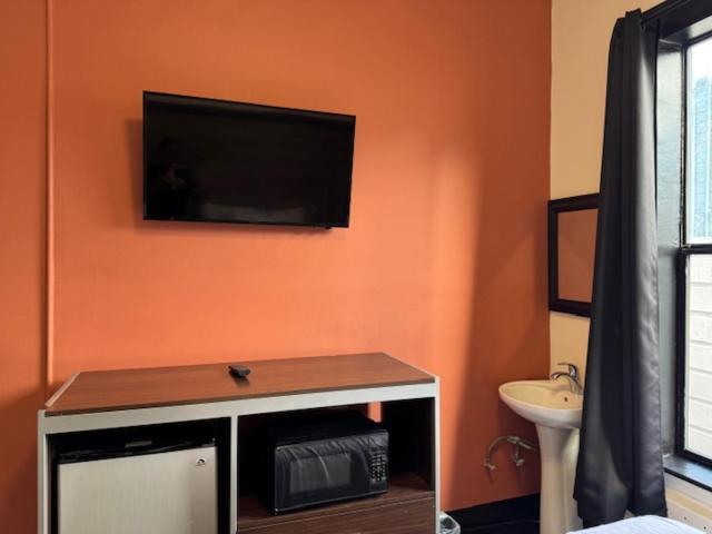 Renovated 1 Queen Bed Private Bathroom Non Smoking