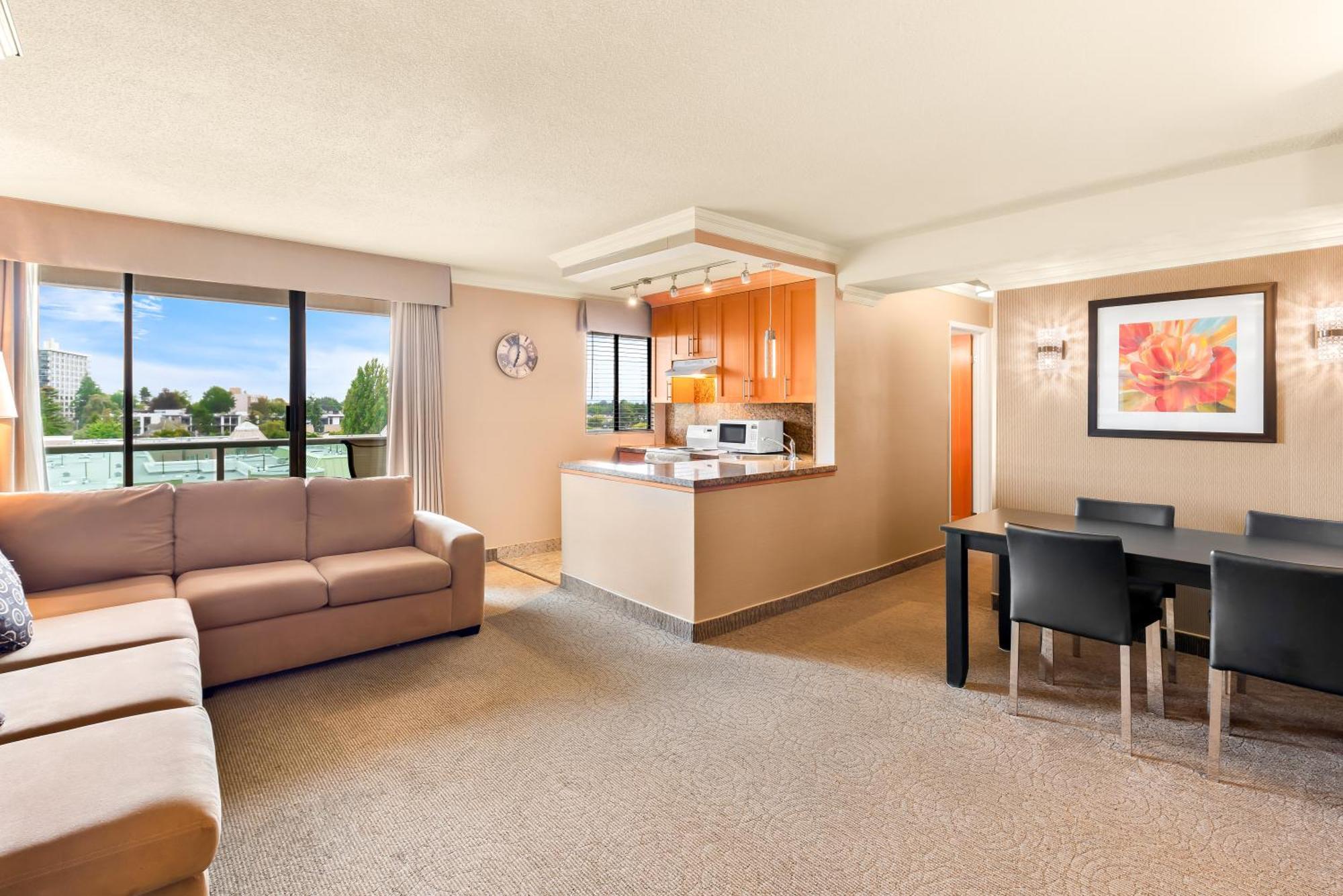 Deluxe One-Bedroom Queen Suite Kitchenette Non smoking