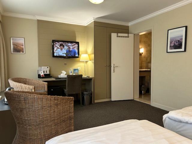 Twin Room,1742806289:JPEG
