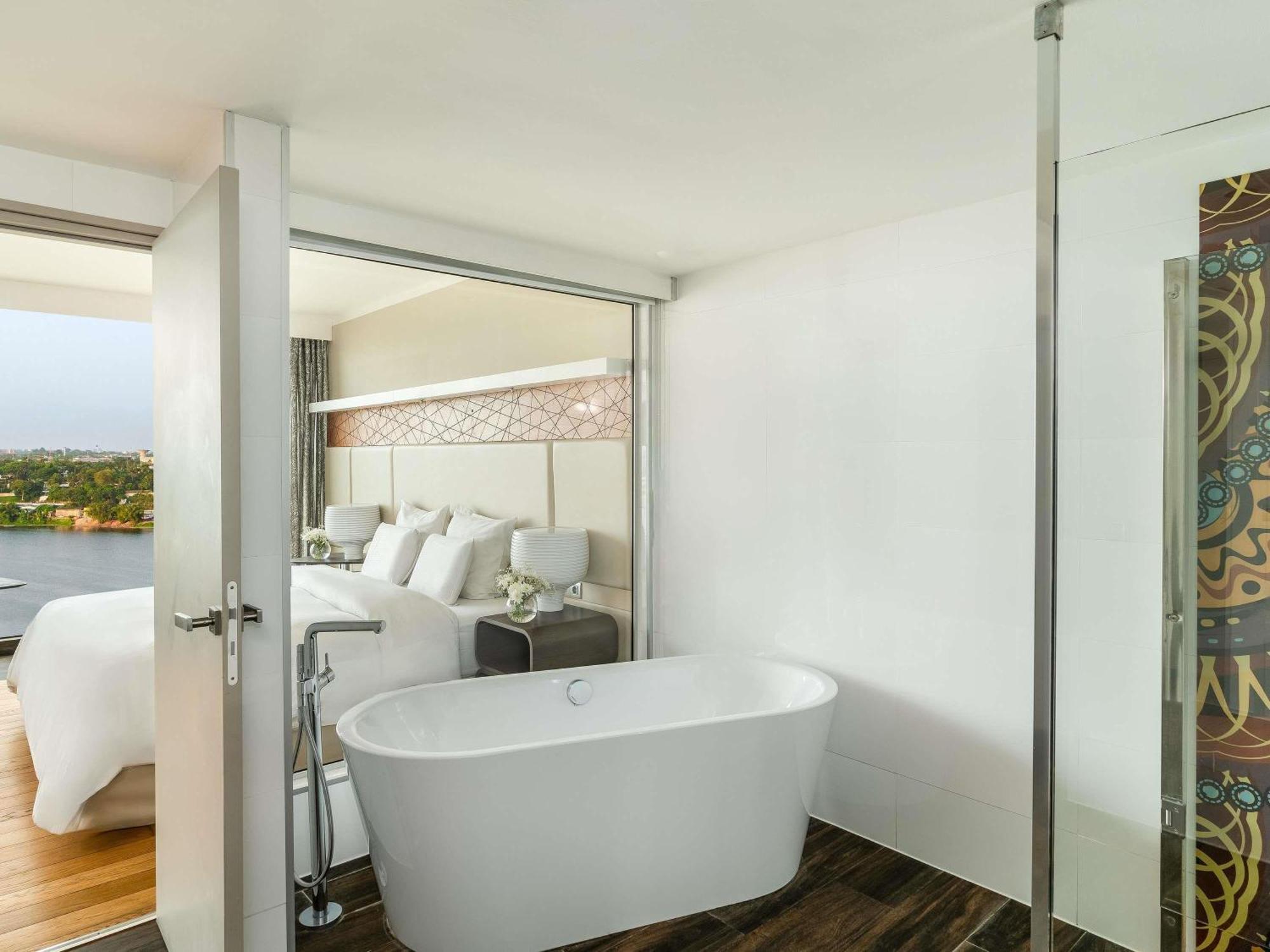 Superior King Room City View