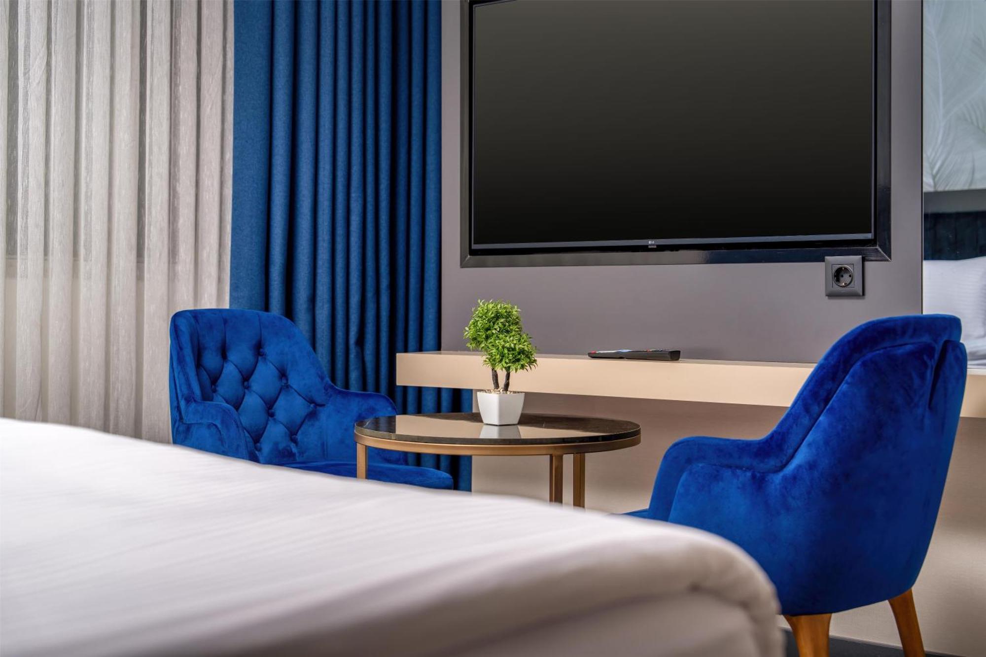 Deluxe Room One Double Two Single Beds Non-Smoking