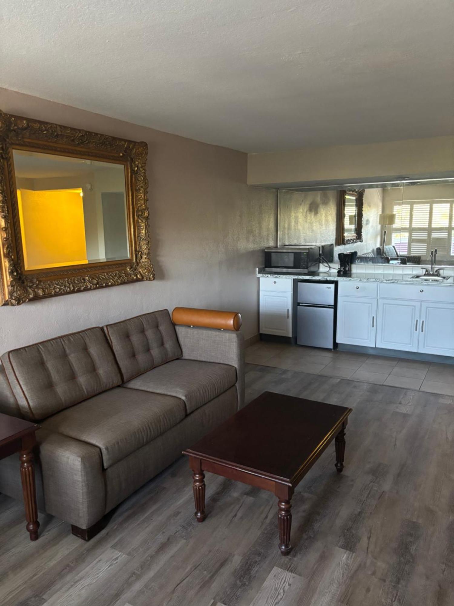 Deluxe King Suite