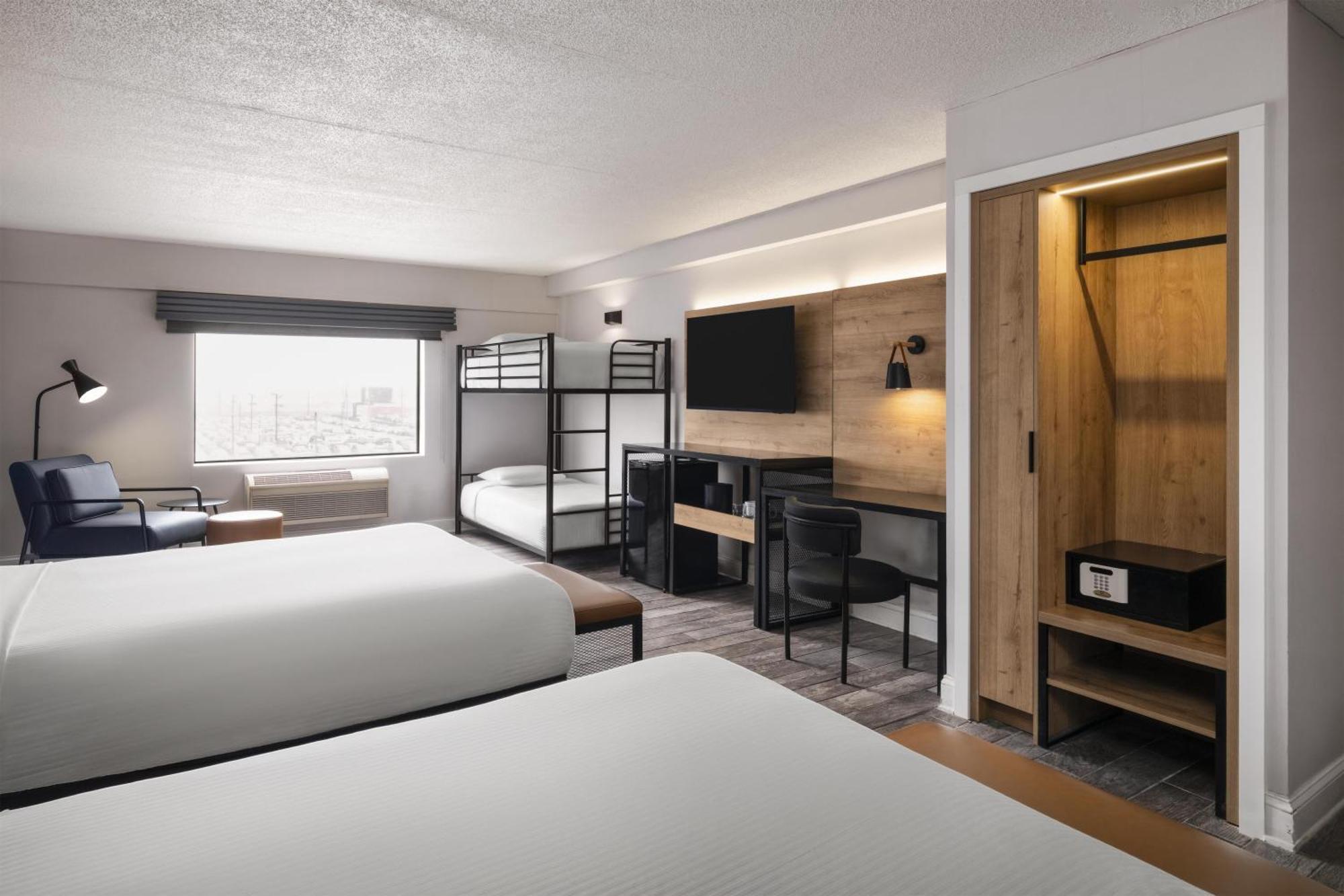 Family Room Two Queen Beds One Bunk Bed Non-Smoking
