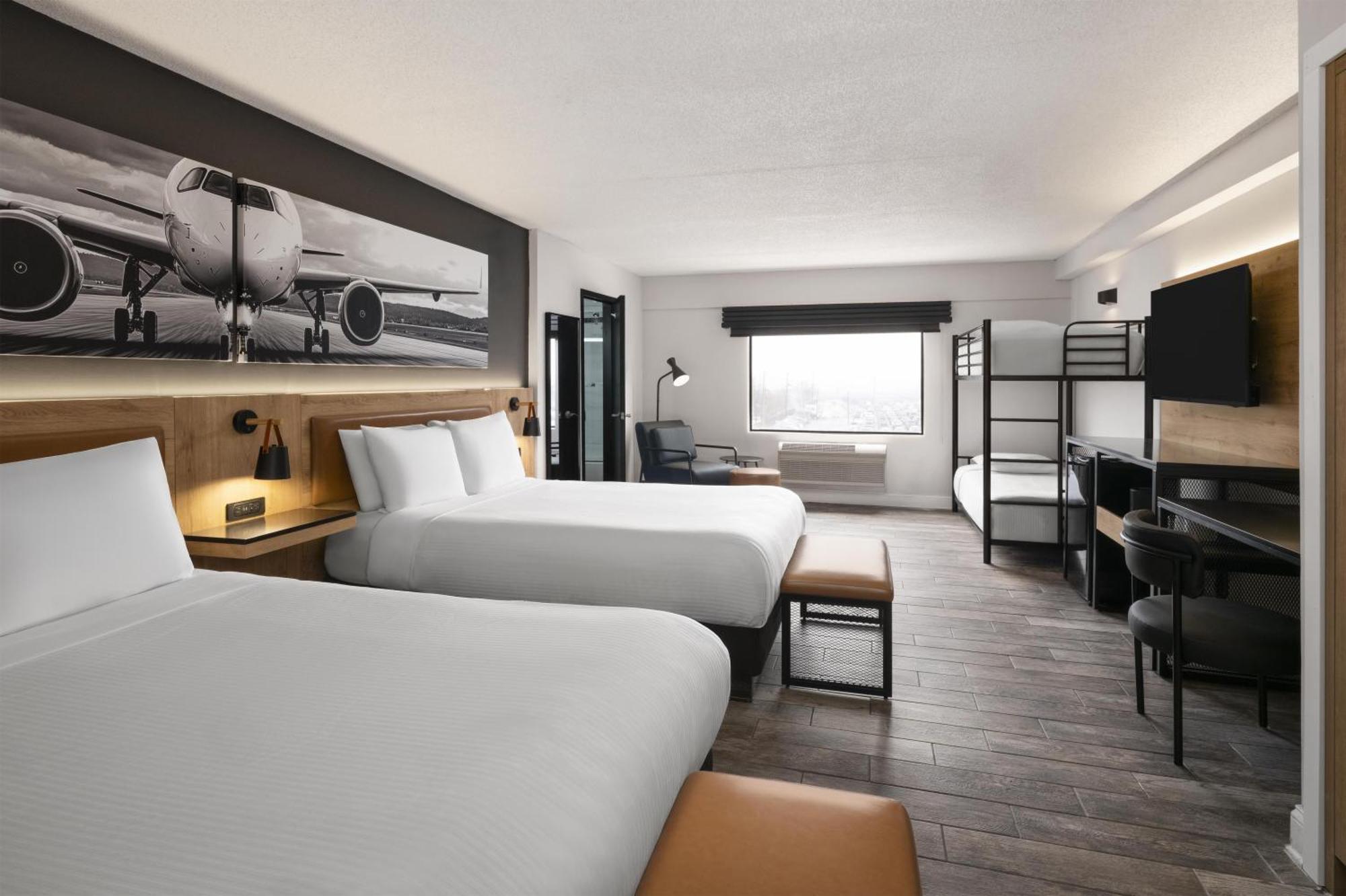 Family Room Two Queen Beds One Bunk Bed Non-Smoking