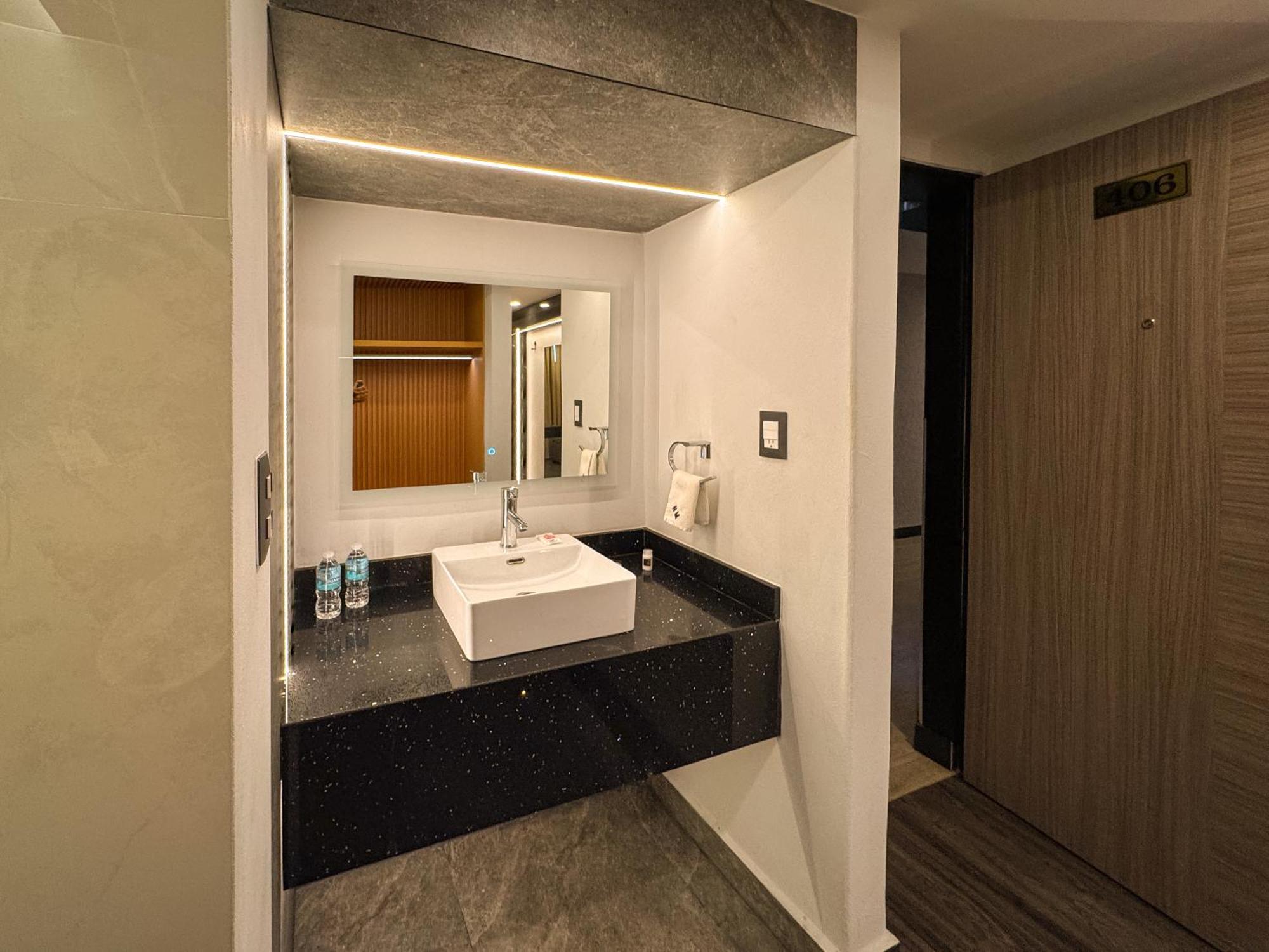 Habitación con cama extragrande.