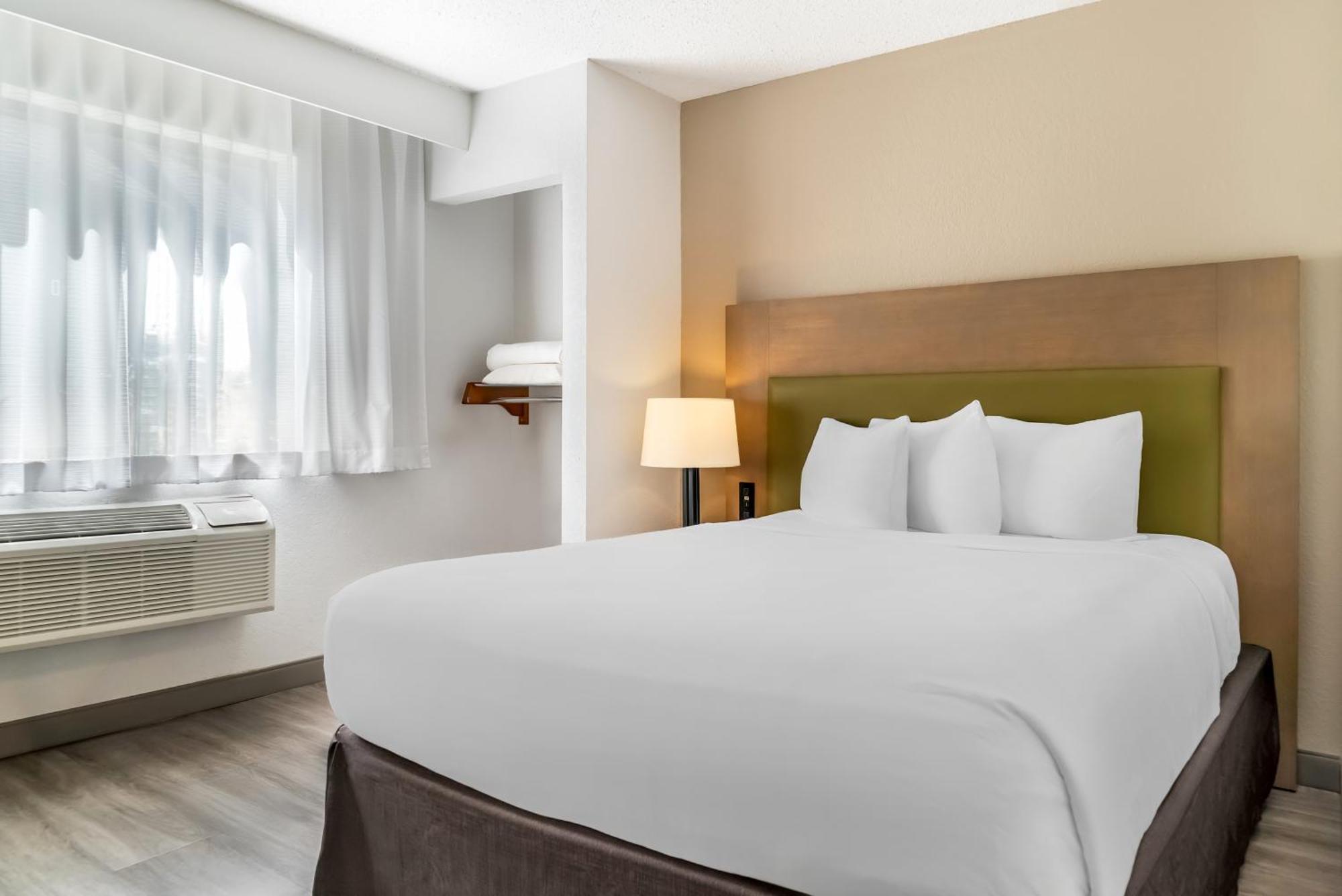 Queen Room Accessible or Non-Smoking