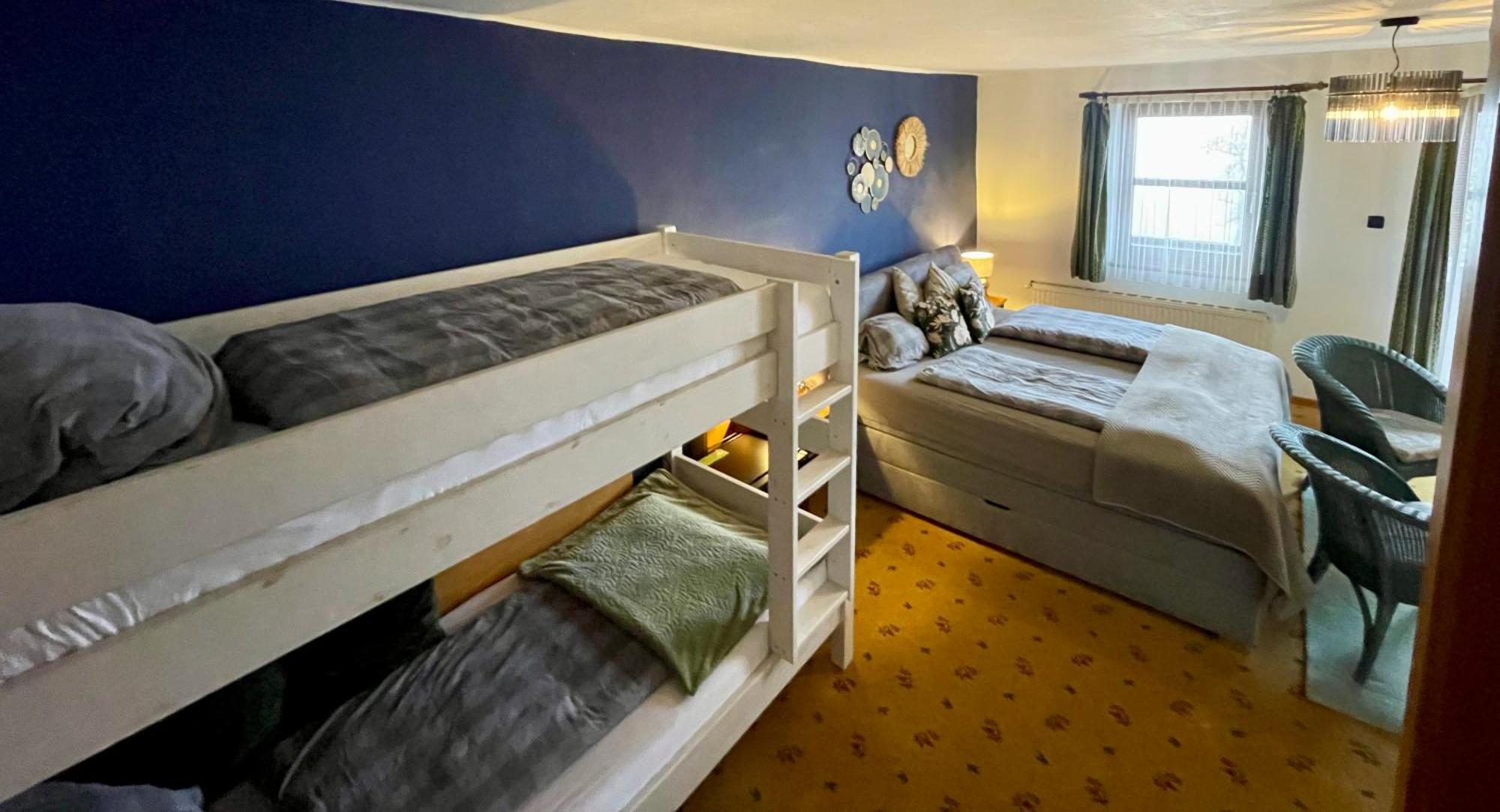 Dreibettzimmer mit Bergblick