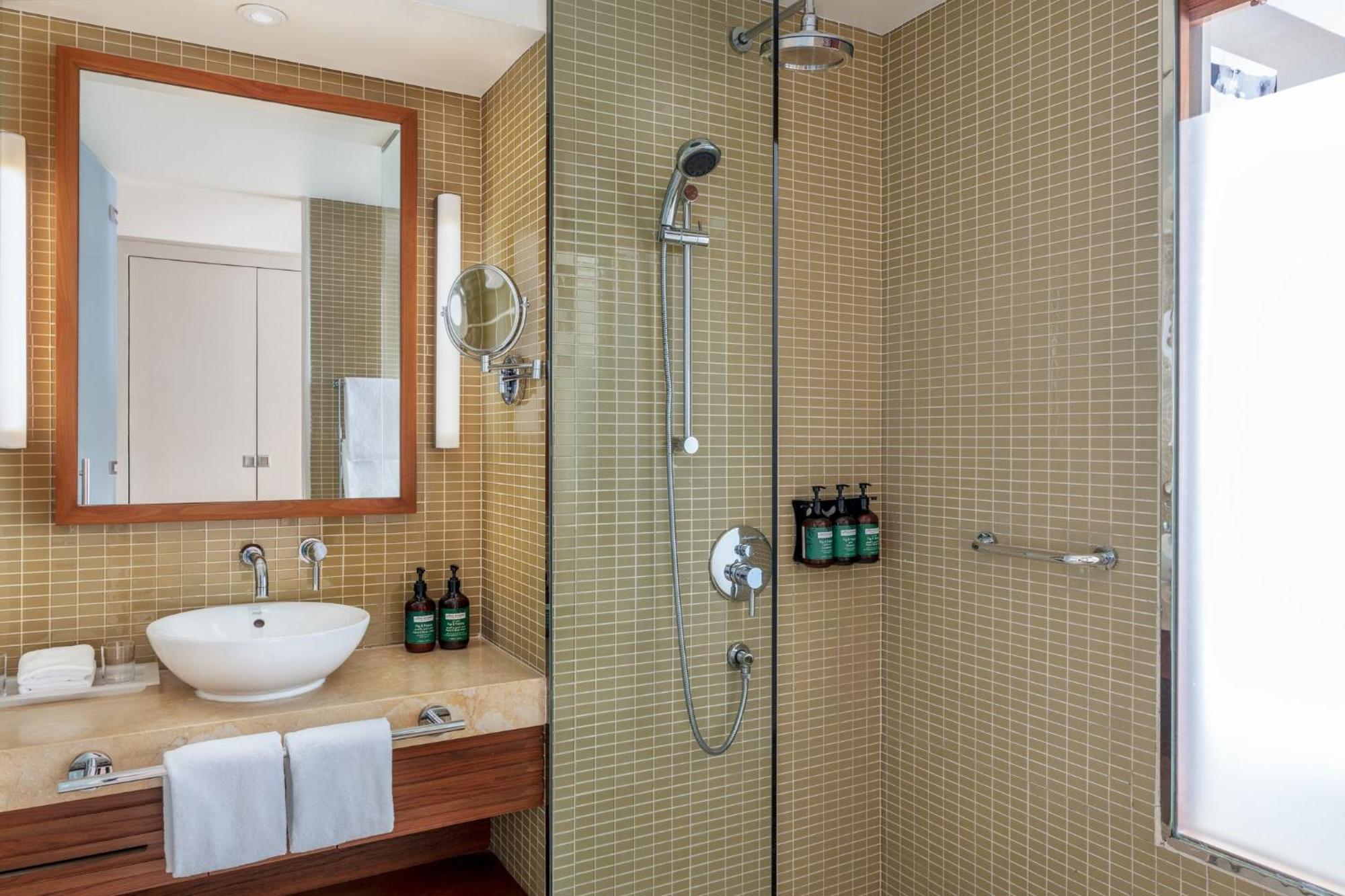 Deluxe Twin Room Pool View Balcony Theme Park Access,1770475425:JPEG